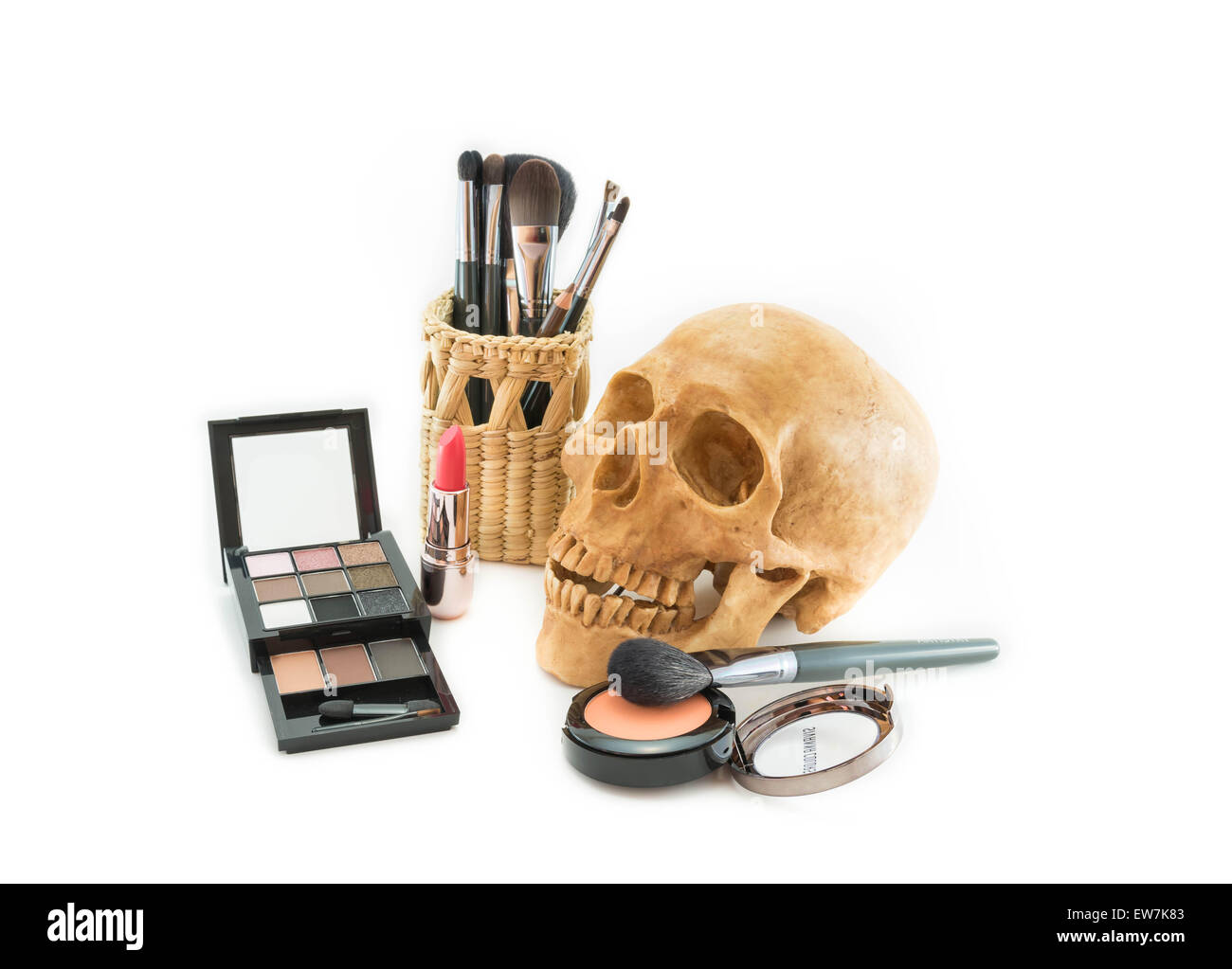 La beauté d'un miroir est mis en correspondance avec une femme d'être la dernière à gauche. Banque D'Images