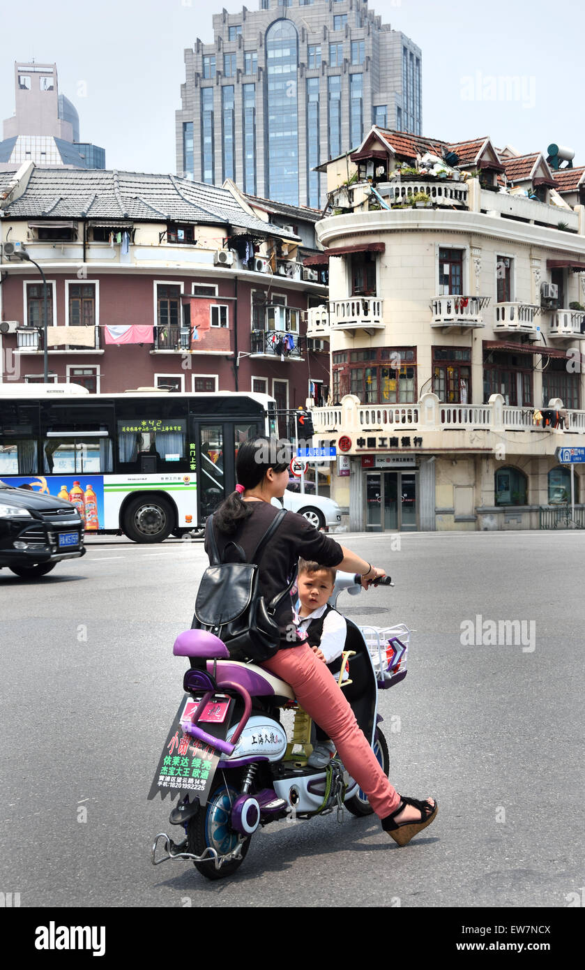 Mère avec petit garçon sur un scooter t Vieux Shanghai Luwan et la Concession française de Shanghai Chine Banque D'Images