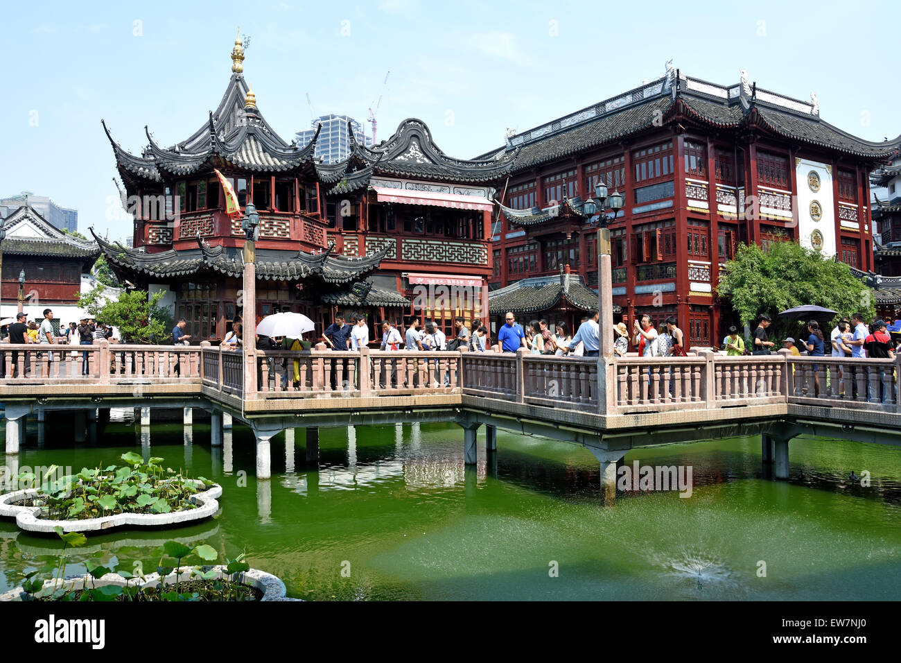 Hu Xin Ting Thé Jardin Yuyuan Bazaar bâtiments fondée par la dynastie Ming famille Pan ' vieille ville chinoise ' zone commerçante de Shanghai ( Chine ) l'architecture chinoise Classique Banque D'Images