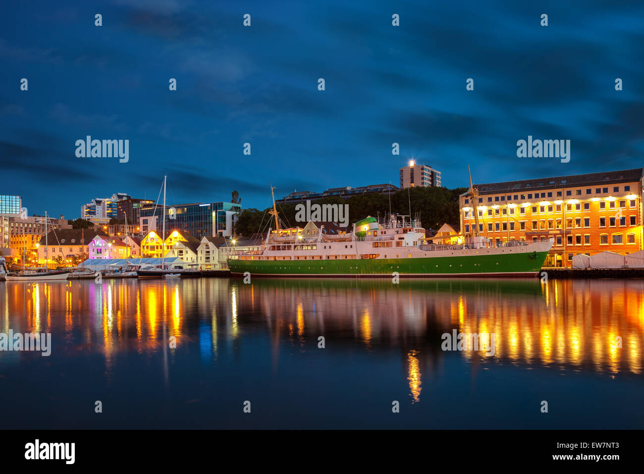 Port de Stavanger, Norvège, la nuit. Banque D'Images