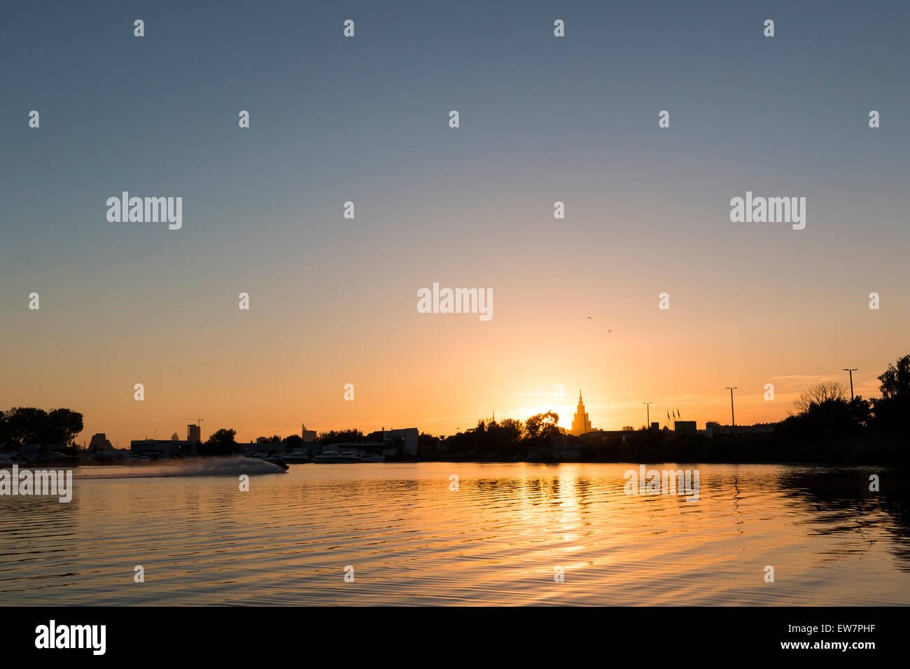 Vélo de l'eau rivière Daugava Riga Lettonie europe city soir coucher du soleil Banque D'Images