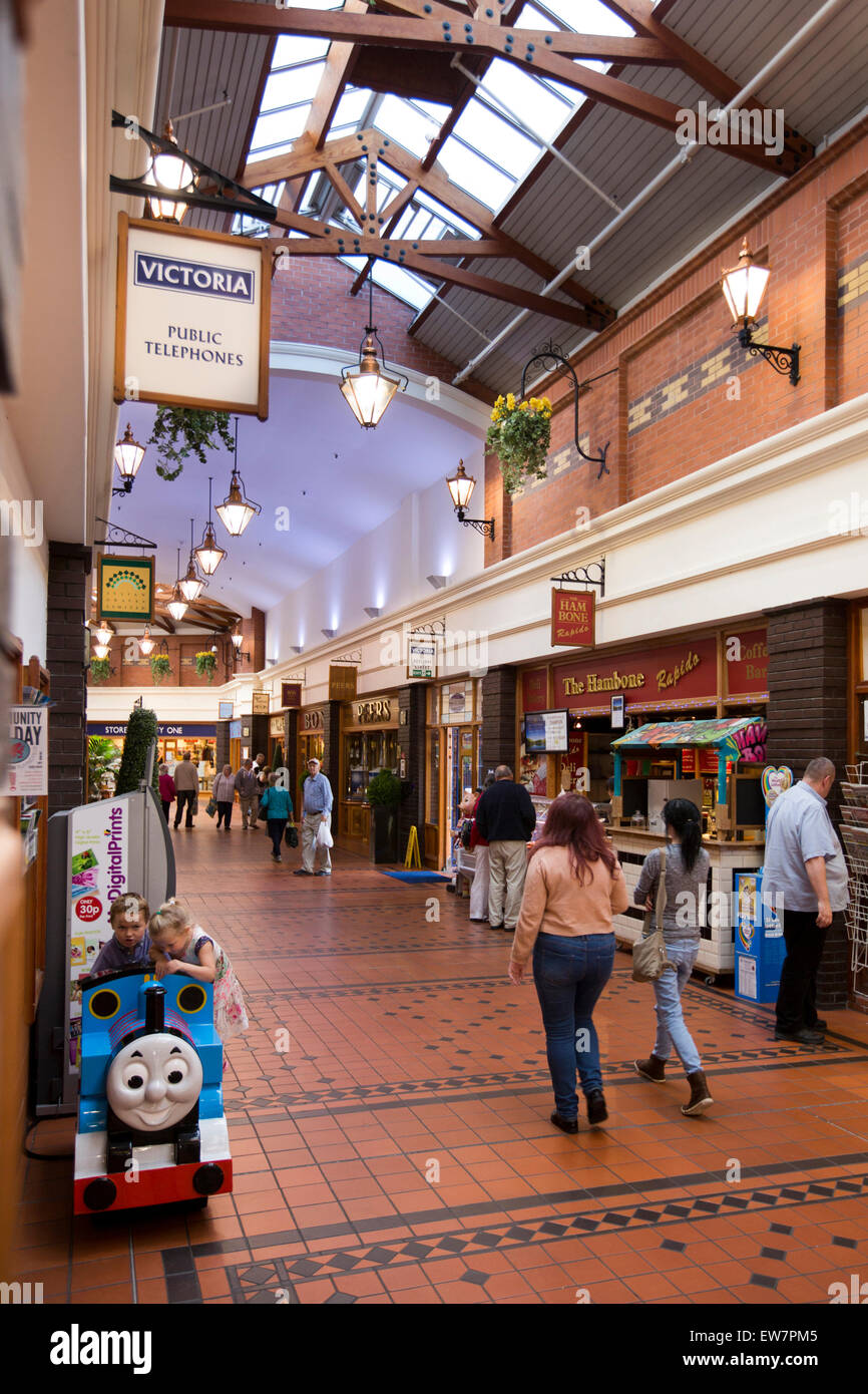 Royaume-uni, Pays de Galles, Conwy, Llandudno, shoppers dans centre commercial Victoria Banque D'Images