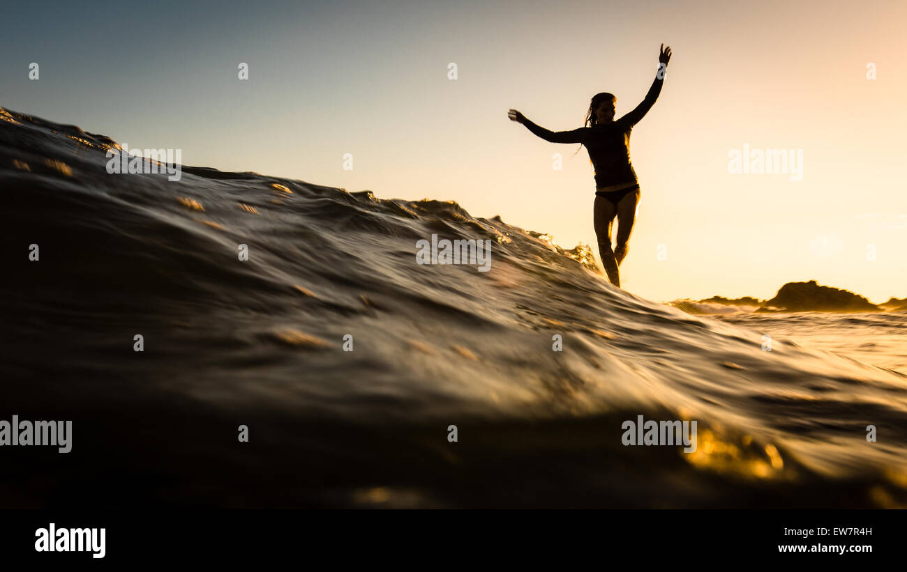 Silhouette d'une femme surf Banque D'Images Silhouette d'une femme surf Banque D'Images