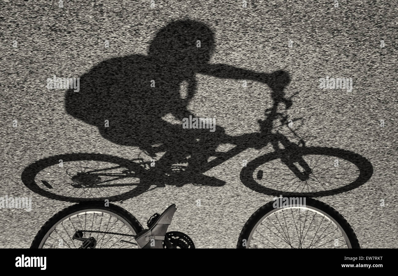 Ombre d'un girl riding a bike Banque D'Images