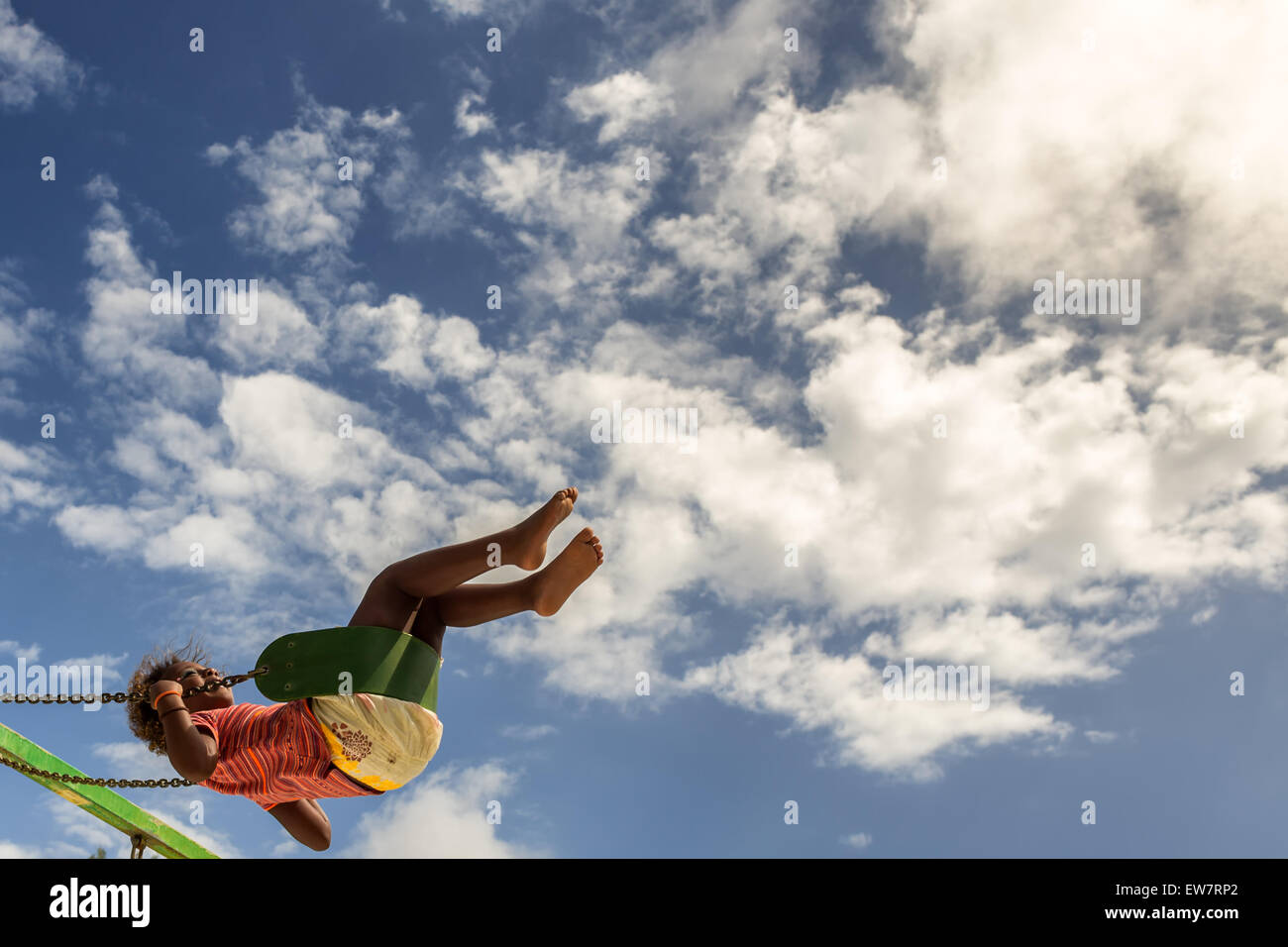 Jeune fille sur une balançoire mid air Banque D'Images