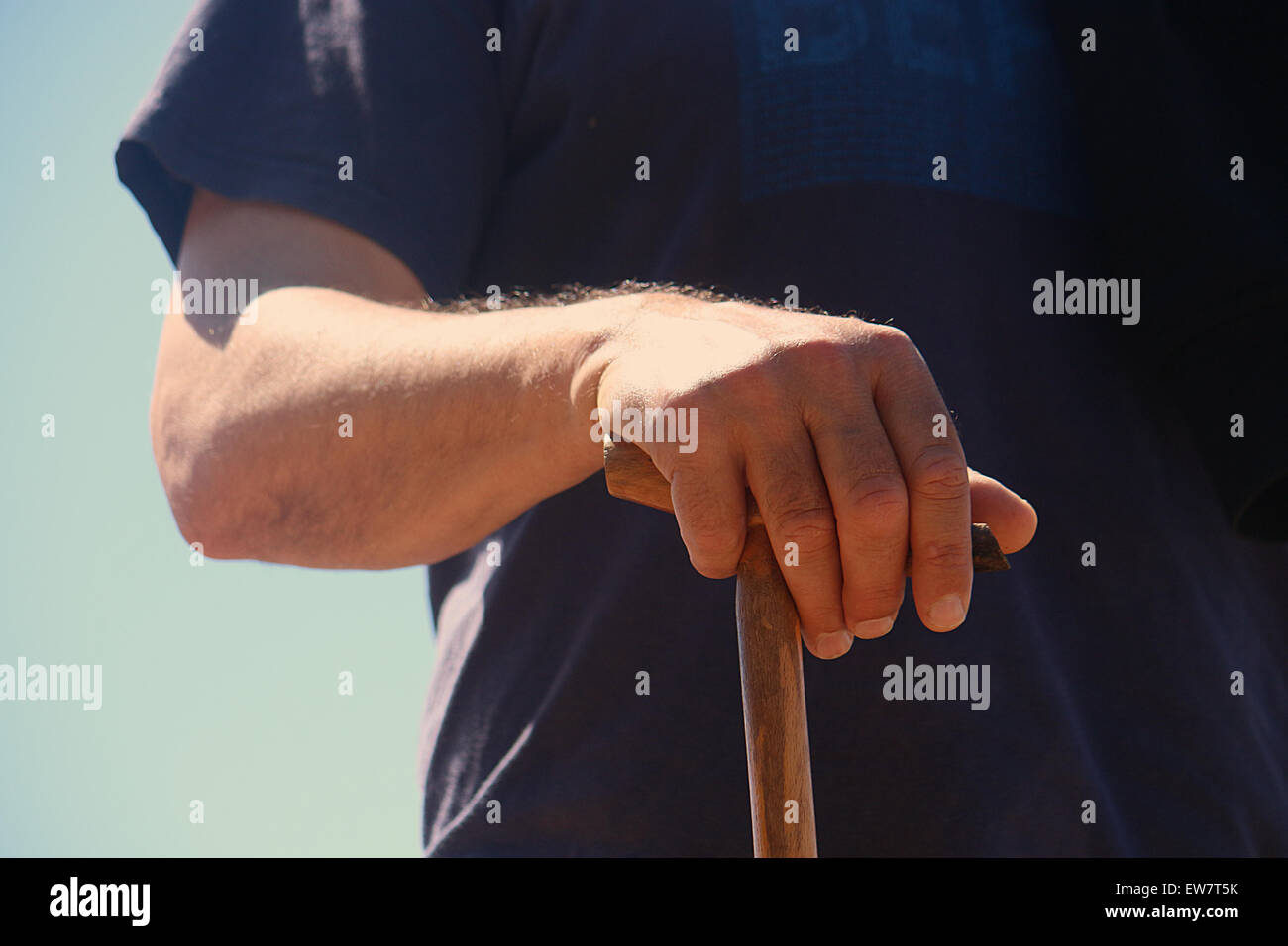 Close-up of a senior man holding un bâton de marche Banque D'Images