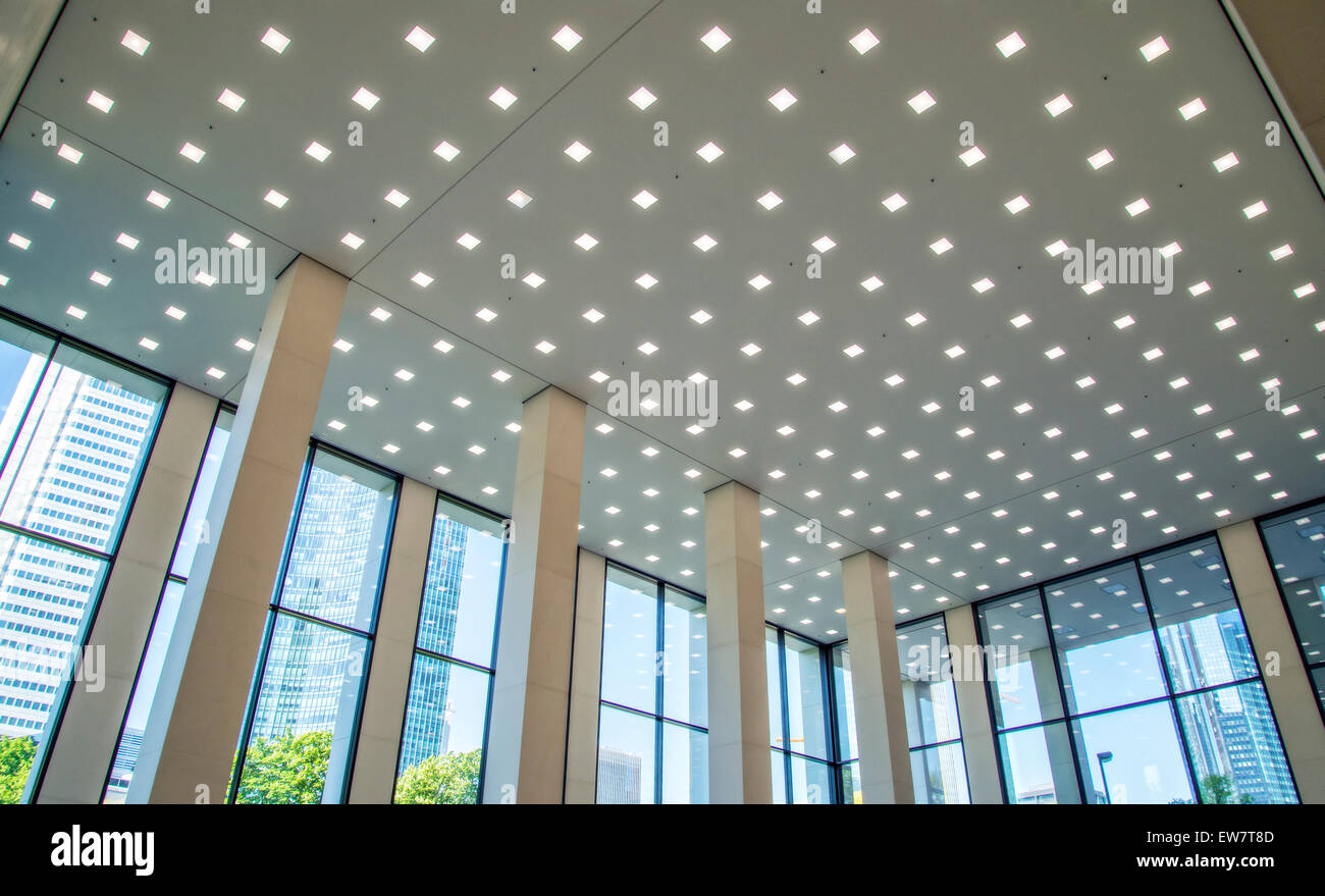 L'éclairage LED dans le hall d'un immeuble de bureaux à Francfort Banque D'Images