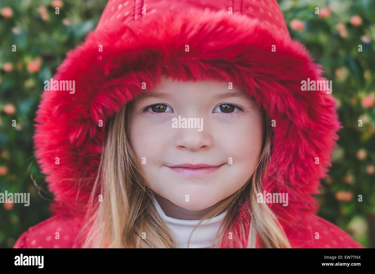 Portrait d'une jeune fille portant un manteau à capuchon rouge Banque D'Images
