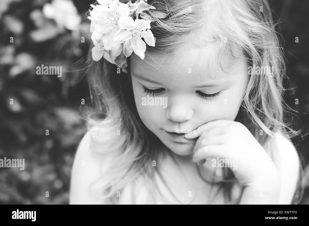 Portrait d'une jeune fille avec des fleurs dans ses cheveux Banque D'Images