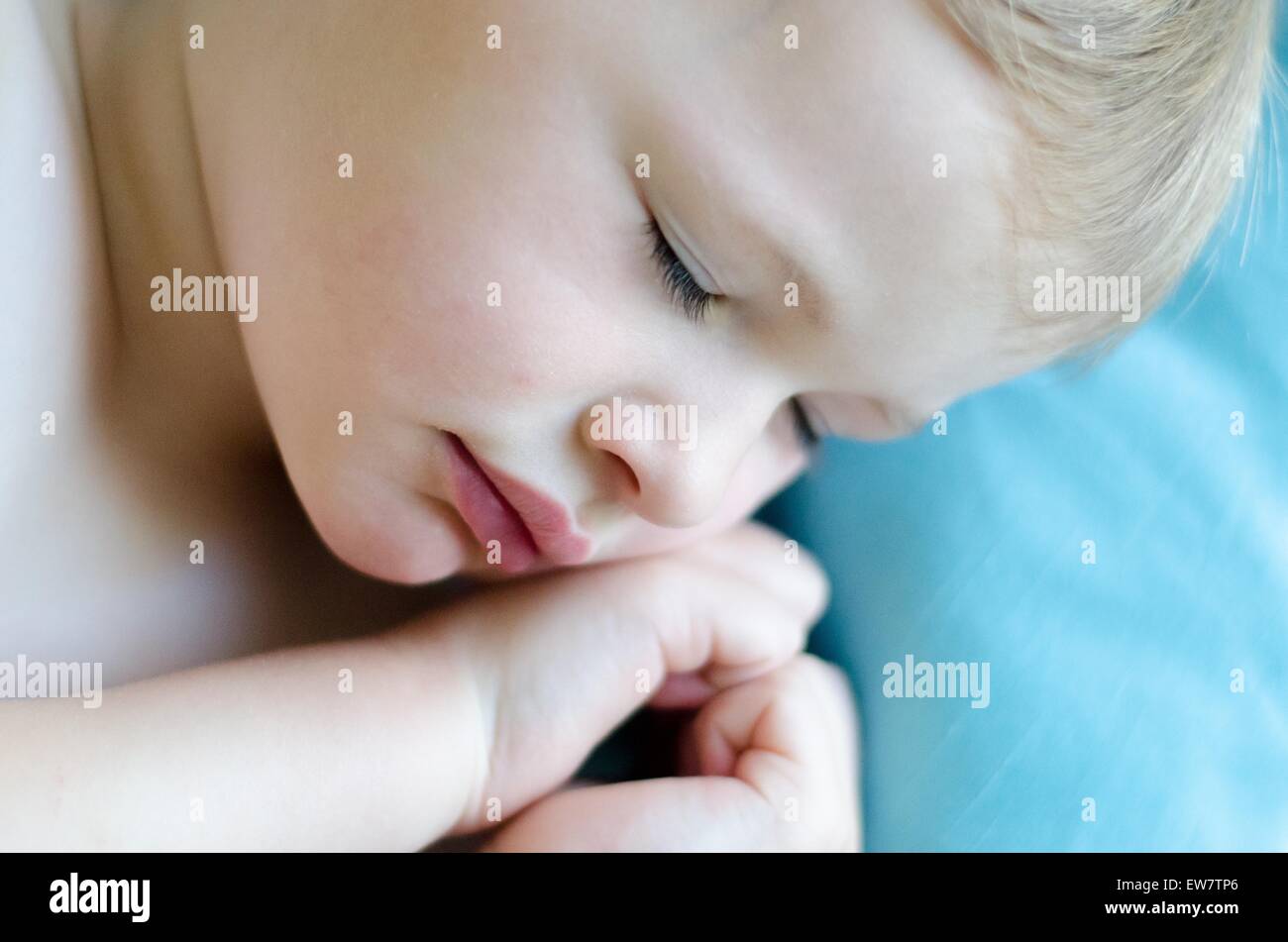 Close-up of a woman avec les mains en forme de coeur Banque D'Images