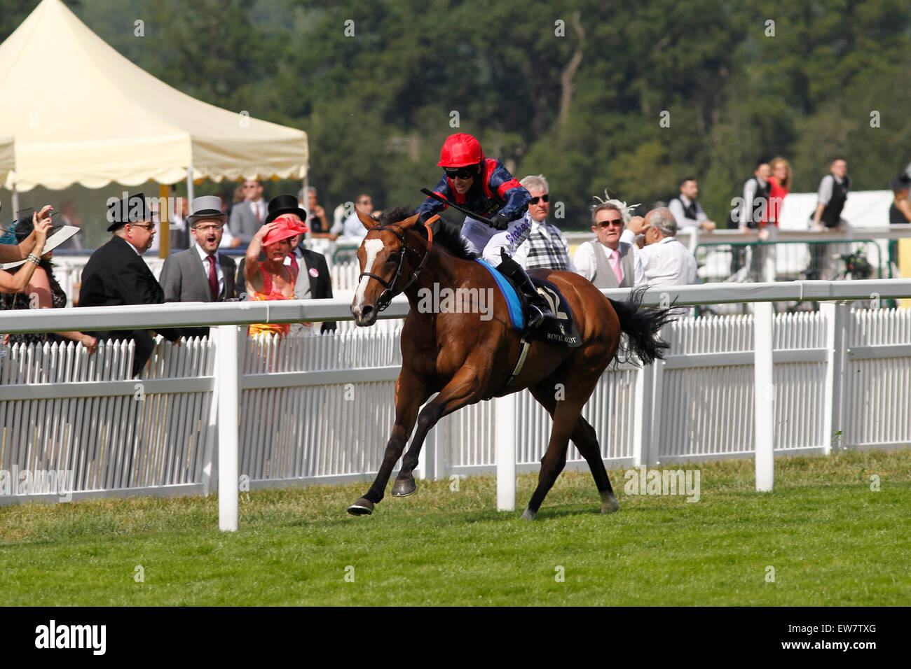 18.06.2015 - Ascot ; Voyage à Paris monté par Graham Lee remporte la Coupe d'Or (la) de la série des Champions (groupe 1). Credit : Lajos-Eric turfstock.com/Balogh Banque D'Images