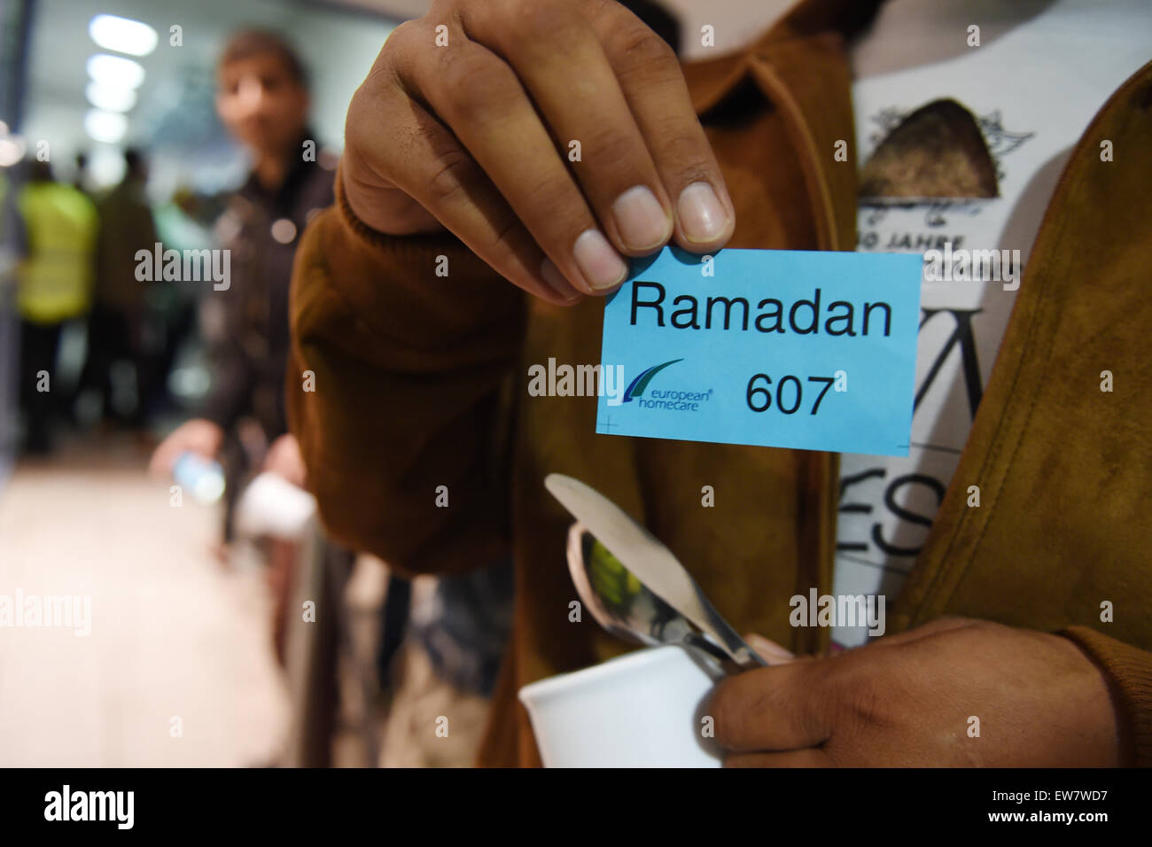 Messstetten, Allemagne. 18 Juin, 2015. Un demandeur d'asile présente son ticket alimentaire après le coucher du soleil à l'Erstaufnahmestelle (lit l'accueil initial point) pour les réfugiés dans la région de Messstetten, Allemagne, 18 juin 2015. Pour des millions de musulmans du monde entier, le saint mois de jeûne du Ramadan a commencé jeudi. PHOTO : FELIX KAESTLE/DPA/Alamy Live News Banque D'Images
