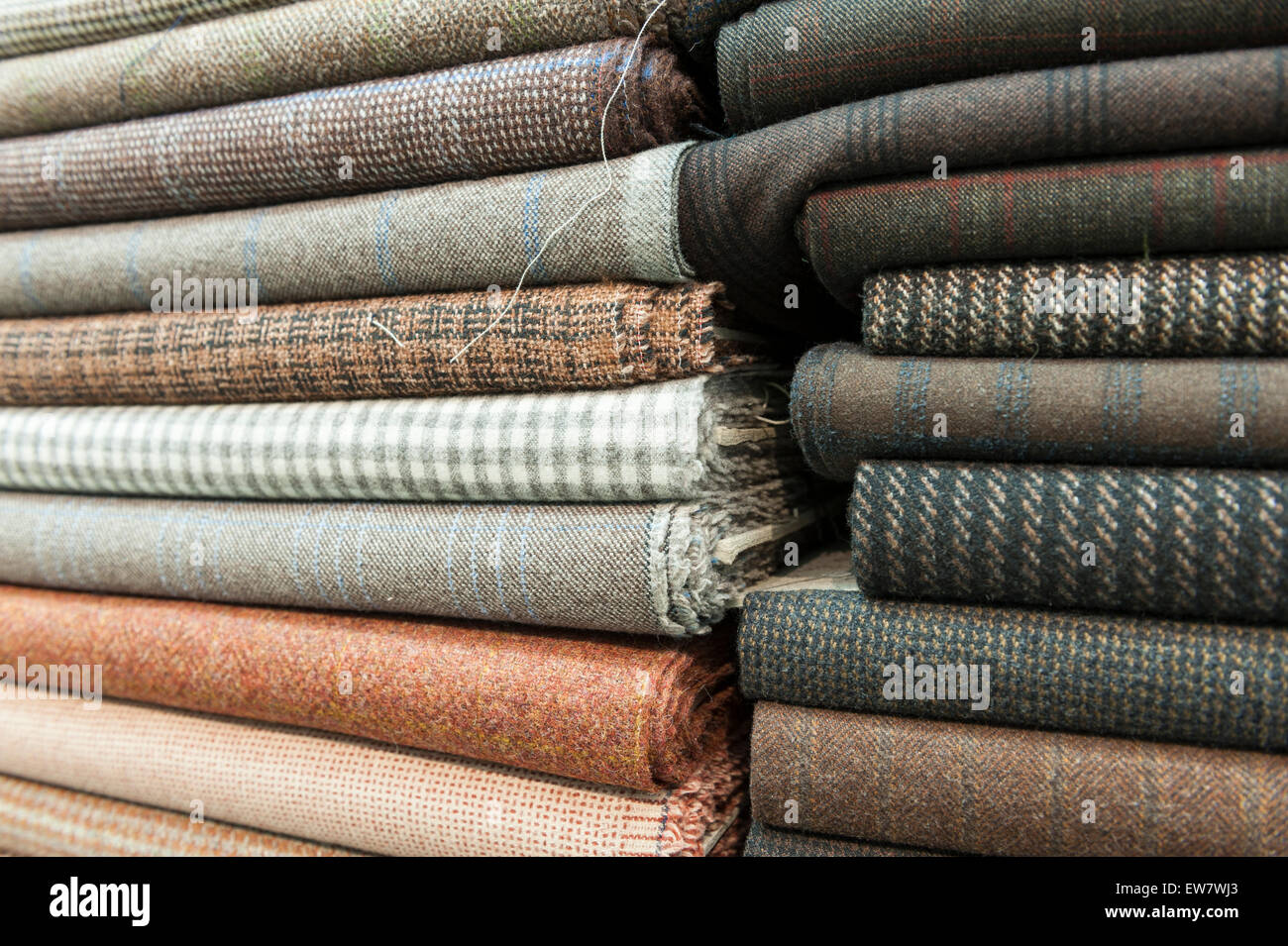 Pile de coton et de laine colorés sur textile store Banque D'Images
