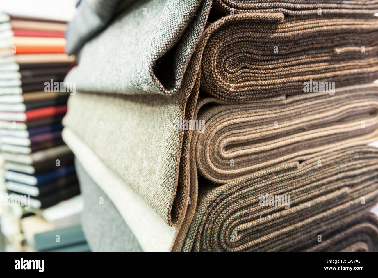 Pile de coton et de laine colorés sur textile store Banque D'Images