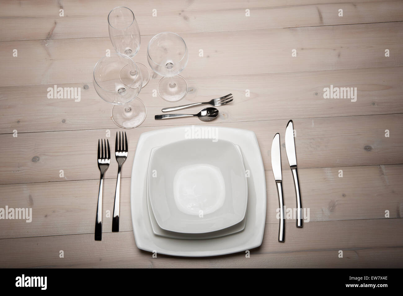 Set de table avec assiettes, couverts et verres sur table en bois Photo  Stock - Alamy