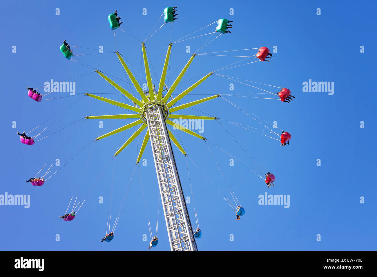 Manège, carrousel de rotation de la chaîne ride in amusement park ...