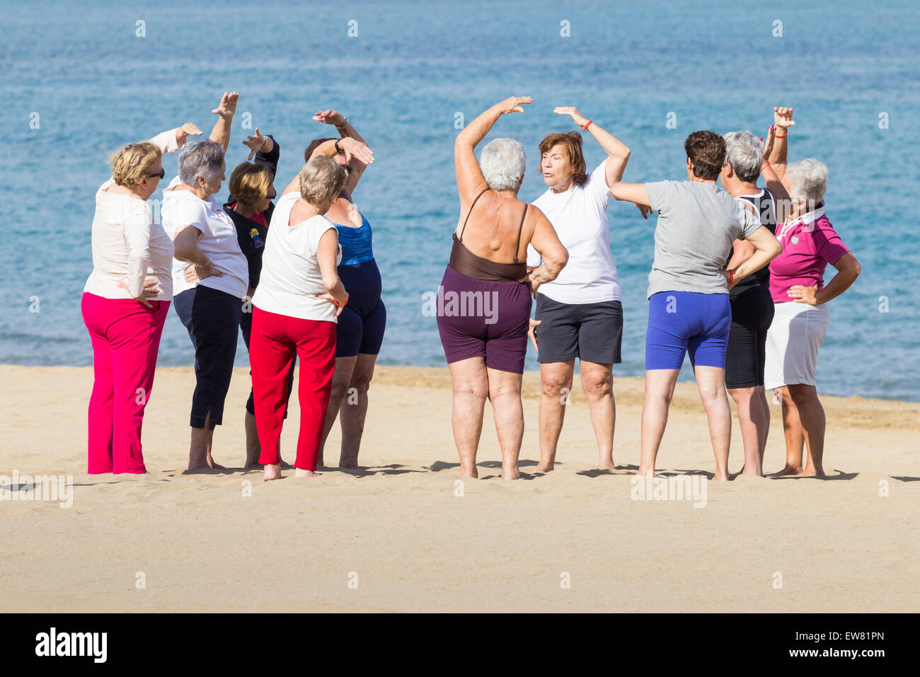 Garder la forme tous les jours les pensionnés sur classe beach en Espagne Banque D'Images