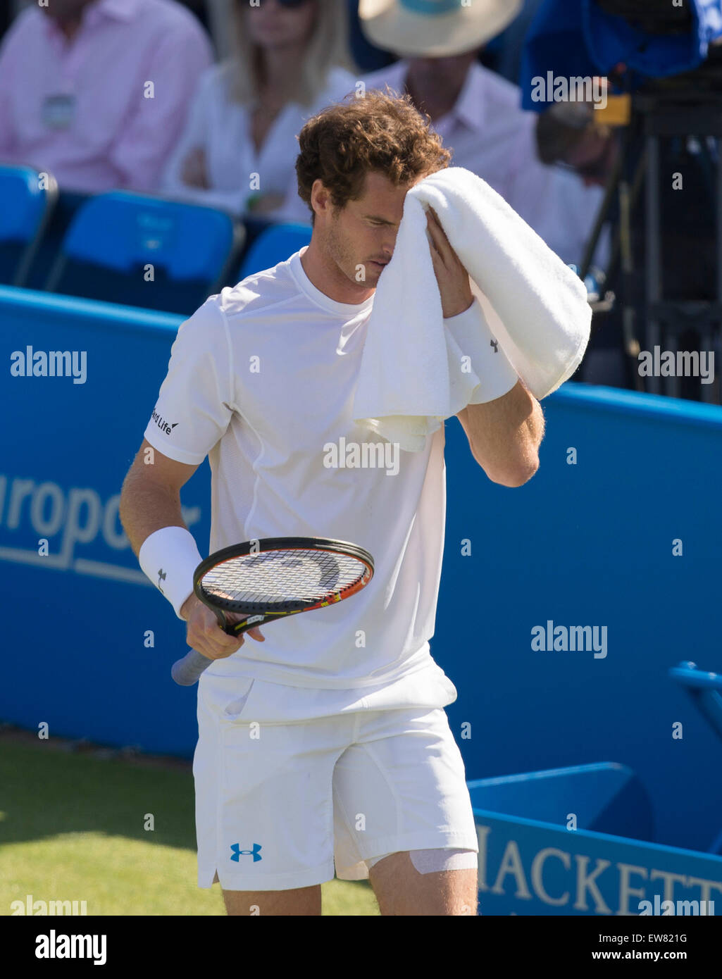 Londres, Royaume-Uni. 19 Juin, 2015. Aegon Tennis Championnat Queens. Andy Murrary (GBR) essuie le sueur de son front comme son adversaire Gilles Muller (LUX) courses en un 4-1 plomb dans le premier jeu. Credit : Action Plus Sport/Alamy Live News Banque D'Images