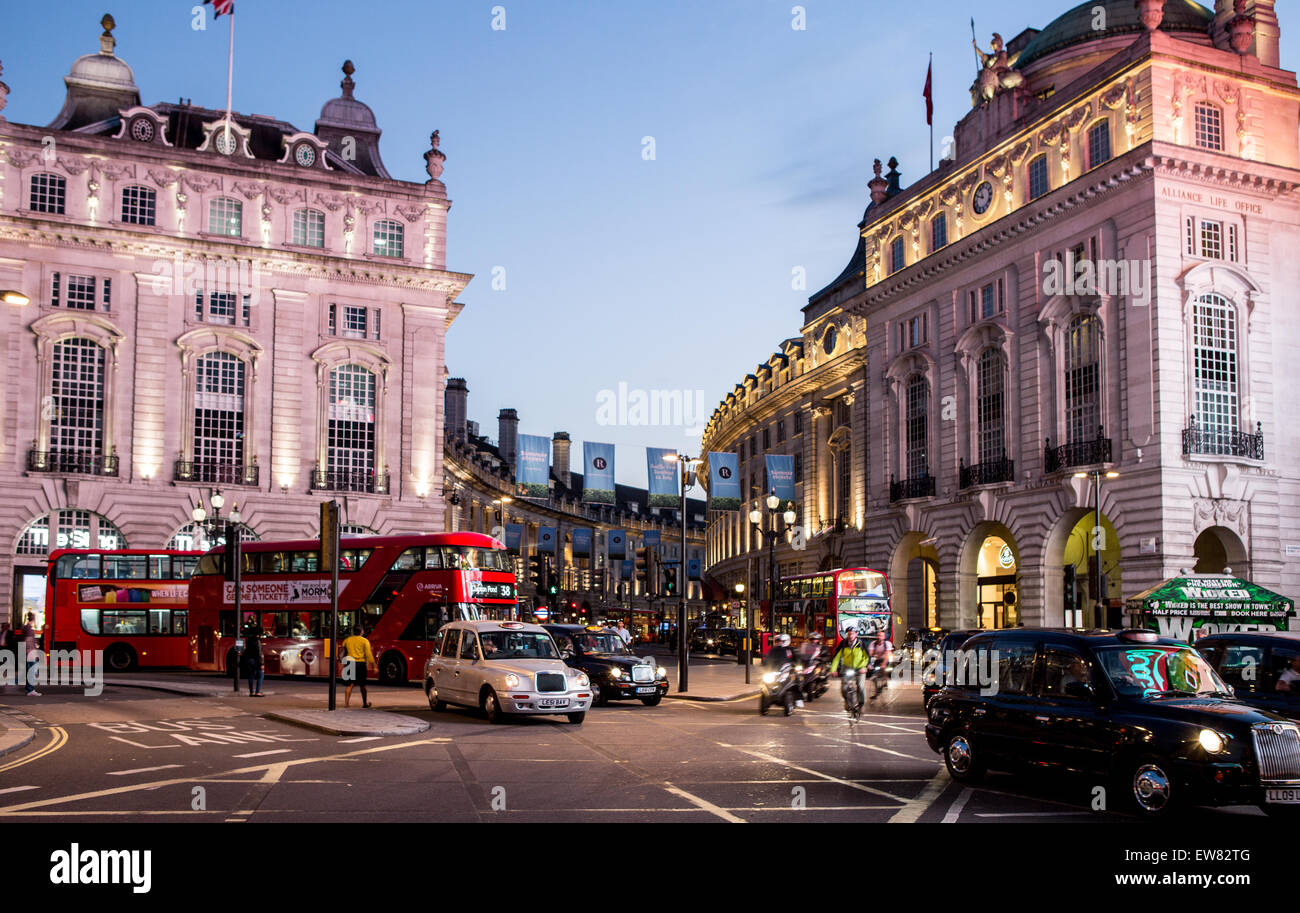 Les bus rouges et des taxis Piccadilly Circus la nuit London UK Banque D'Images