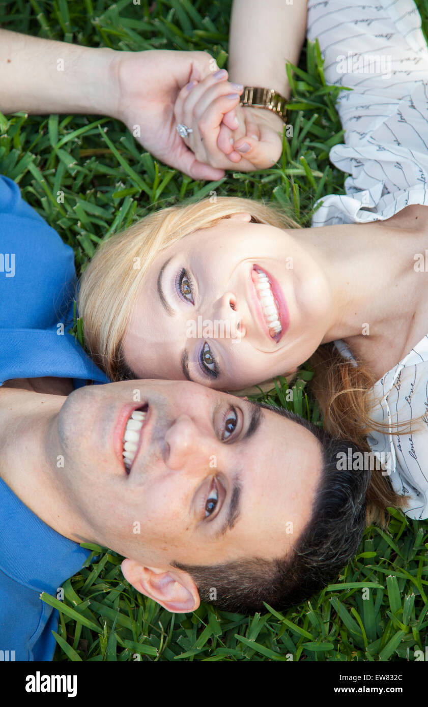 Jeune couple américain récemment engagé dans le parc en Floride Banque D'Images