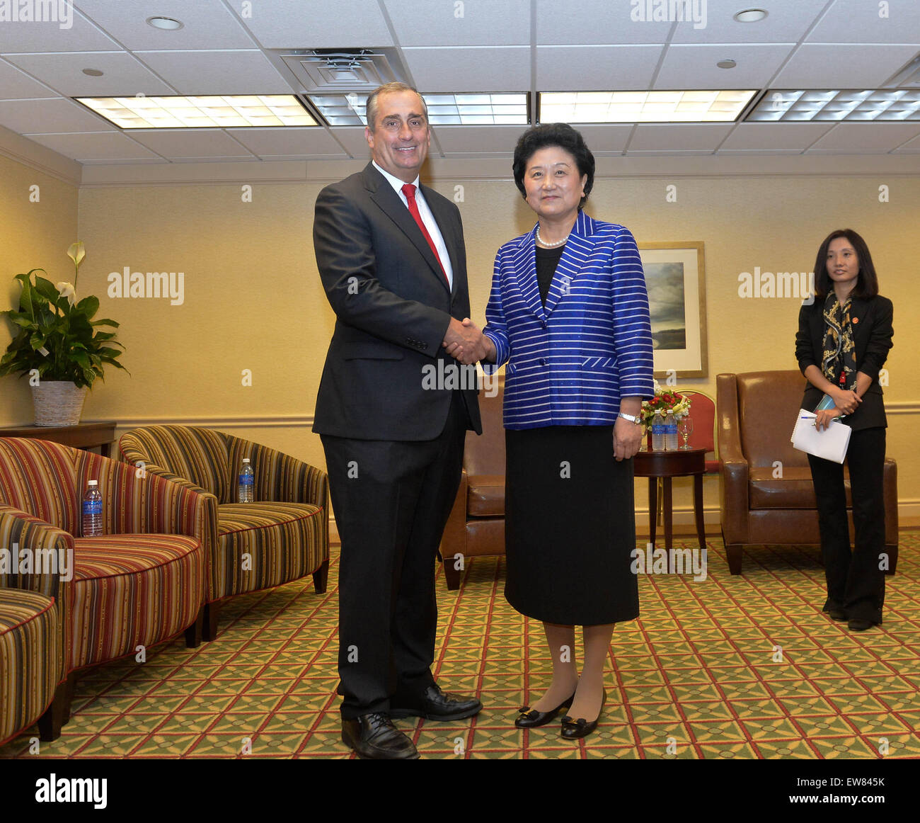 (150619) -- Pittsburgh, 19 juin 2015 (Xinhua) -- le vice-Premier ministre chinois Liu Yandong (R) rencontre avec Brian Krzanich PDG d'Intel, à Pittsburgh, en Pennsylvanie, aux États-Unis, le 19 juin 2015. (Xinhua/Bao Dandan) Banque D'Images (150619) -- Pittsburgh, 19 juin 2015 (Xinhua) -- le vice-Premier ministre chinois Liu Yandong (R) rencontre avec Brian Krzanich PDG d'Intel, à Pittsburgh, en Pennsylvanie, aux États-Unis, le 19 juin 2015. (Xinhua/Bao Dandan) Banque D'Images