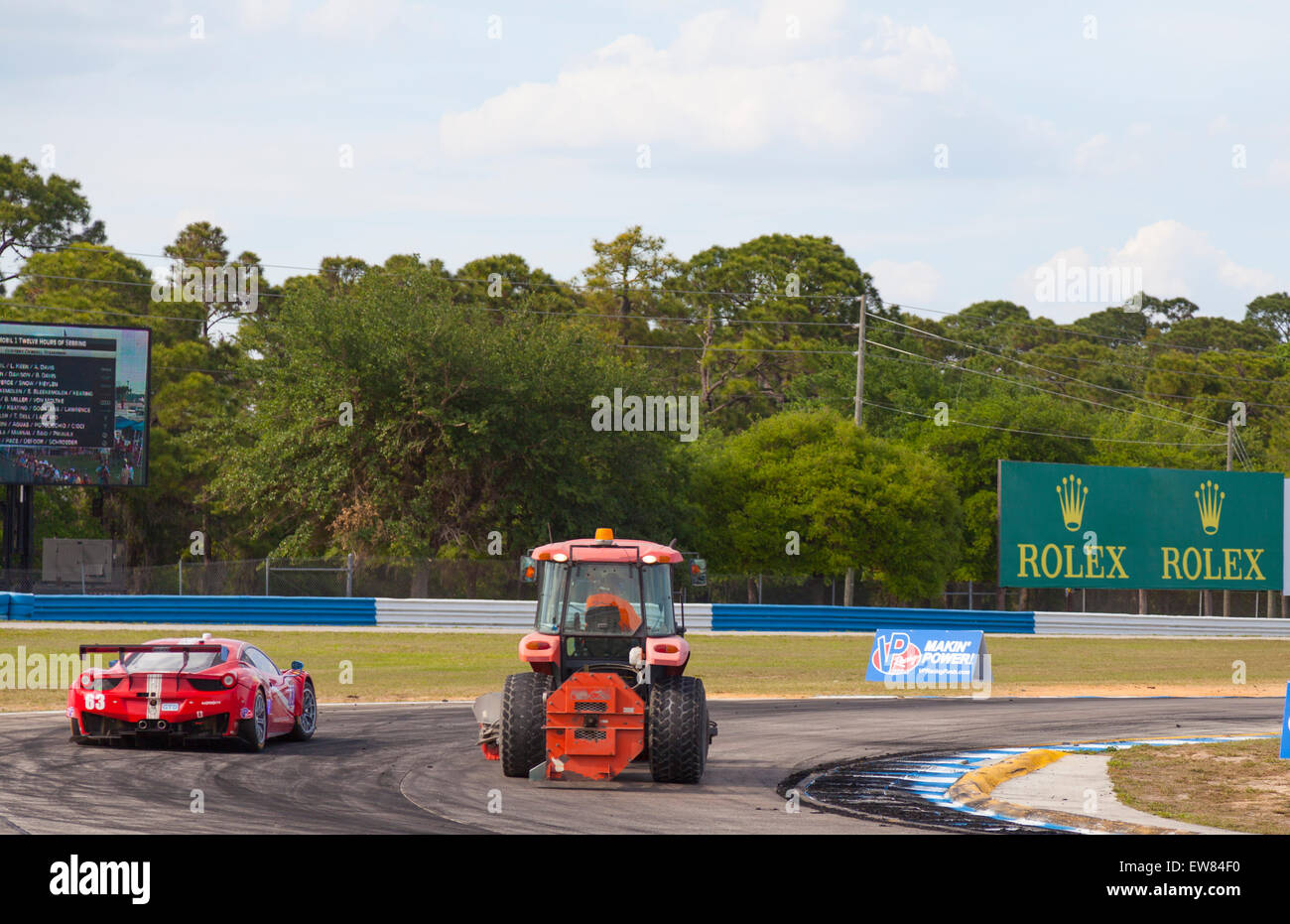 Le tracteur sur la voie avec Ferrari à 12 heures de Sebring Car race à Sebring en Floride Banque D'Images