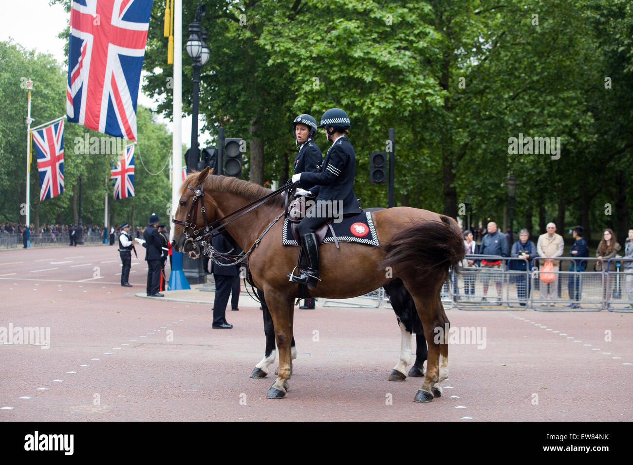 Les agents de police à cheval sur le Mall pour la sécurité de la Reine, la Parade du London couleur Banque D'Images