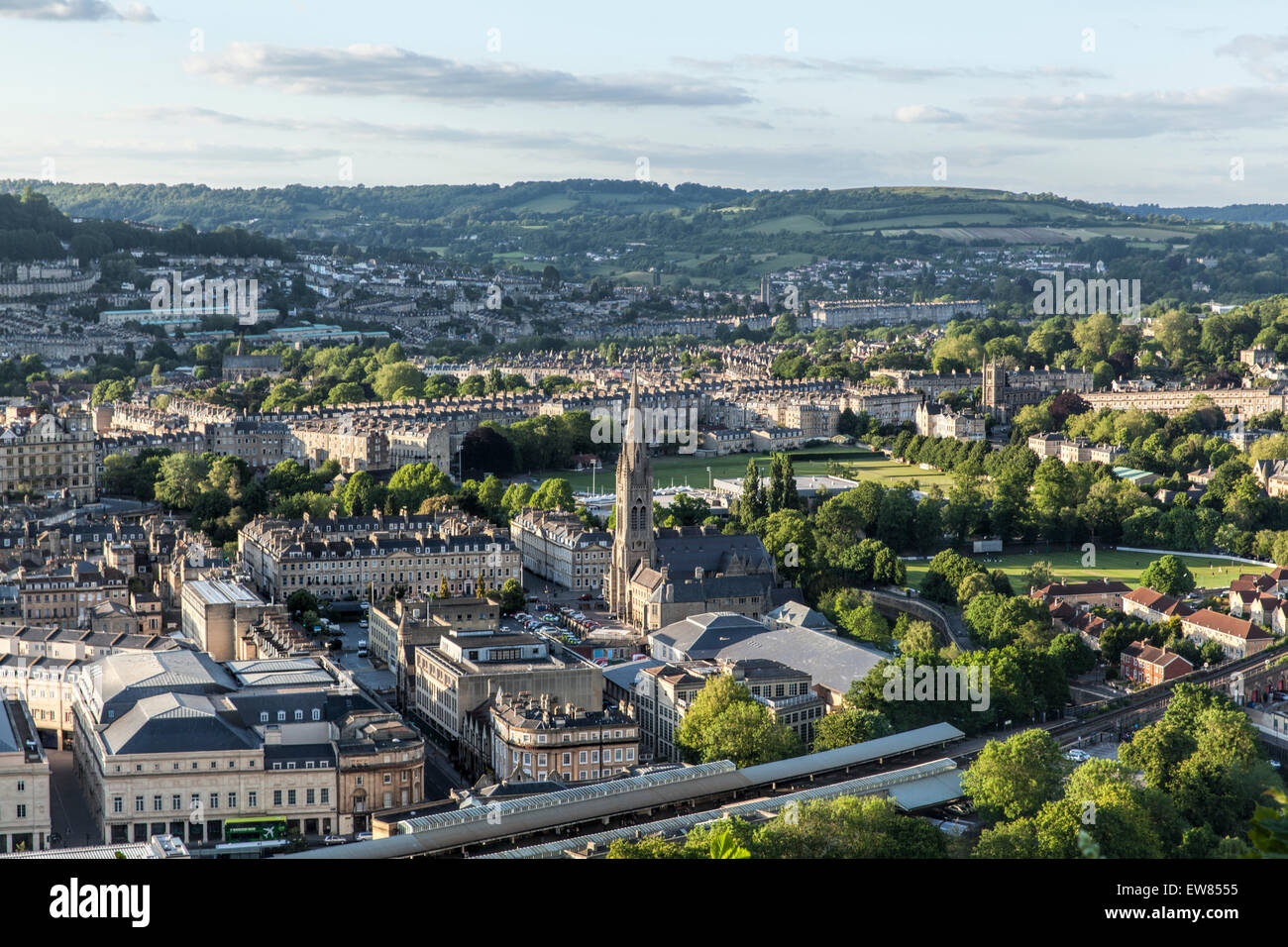 Vue panoramique sur le centre-ville de Bath depuis le haut d'Alexandra Hill, dans la banlieue de Bath dans le Somerset Banque D'Images