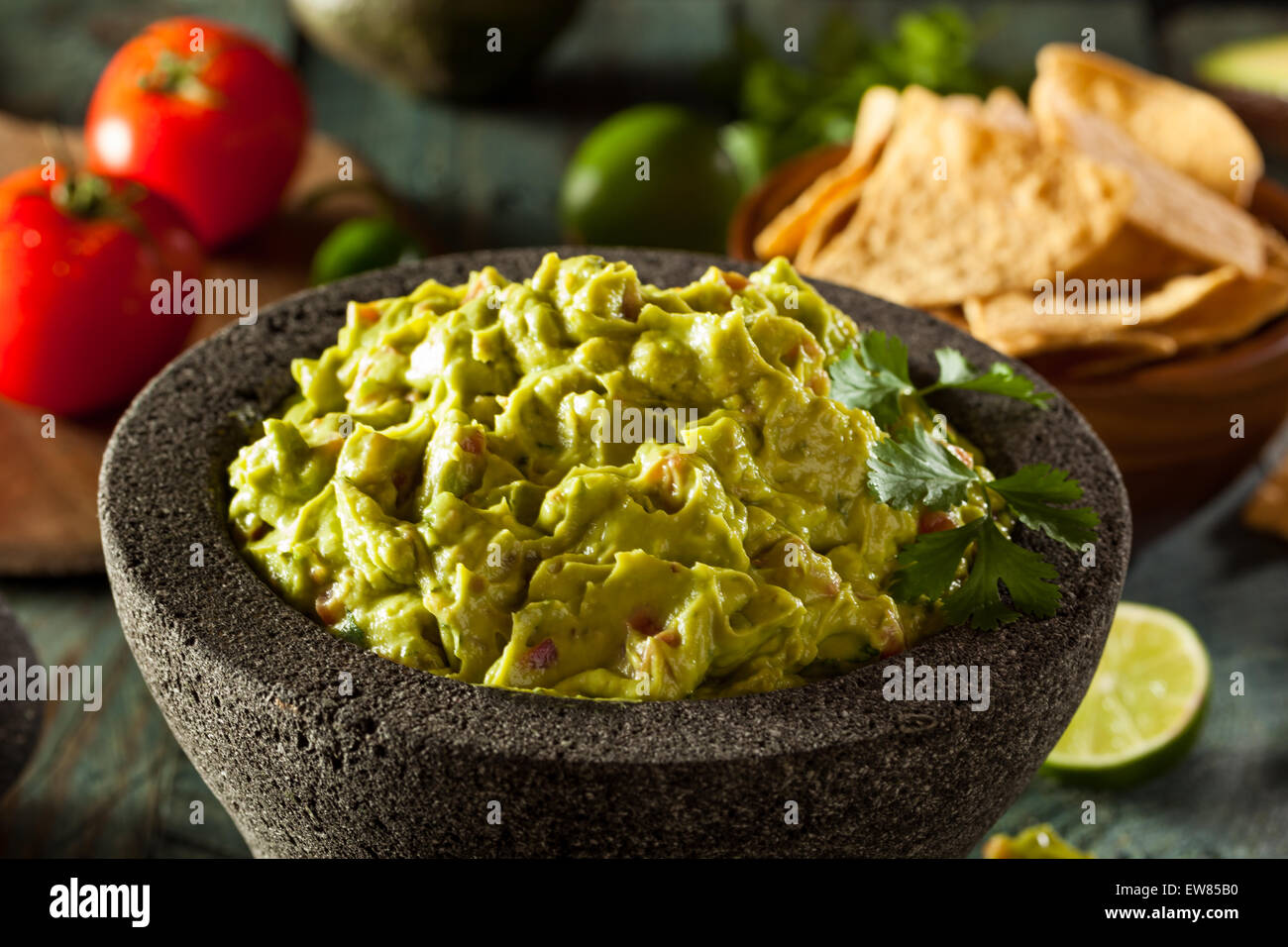 Du Guacamole et chips maison prêt à manger Banque D'Images