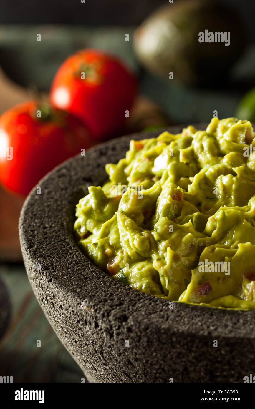 Du Guacamole et chips maison prêt à manger Banque D'Images