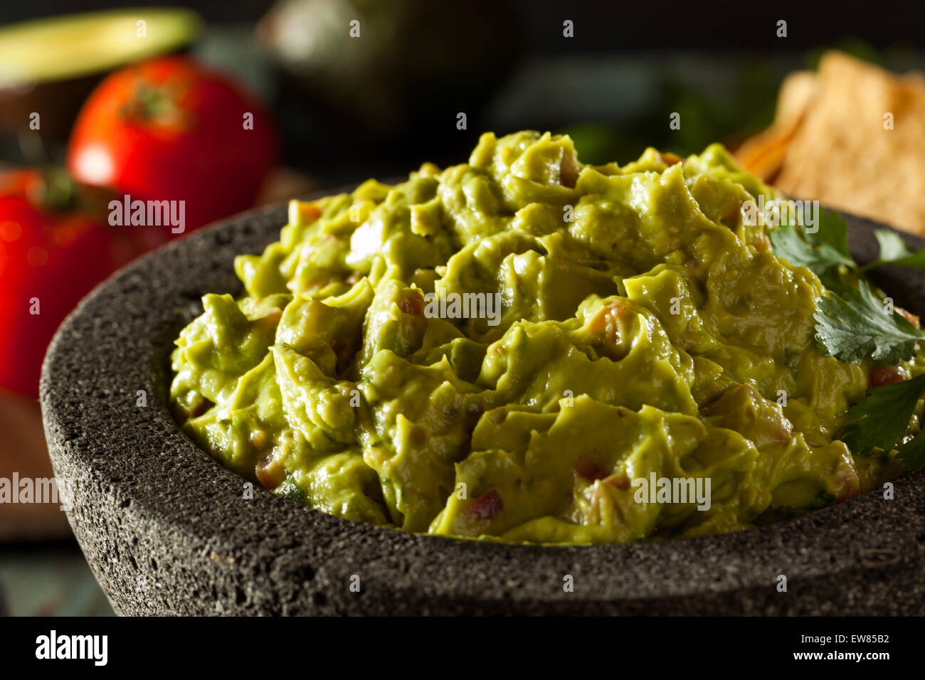 Du Guacamole et chips maison prêt à manger Banque D'Images