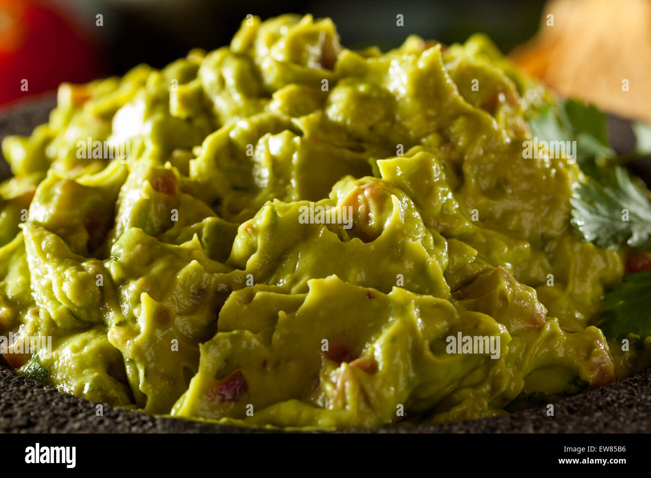 Du Guacamole et chips maison prêt à manger Banque D'Images