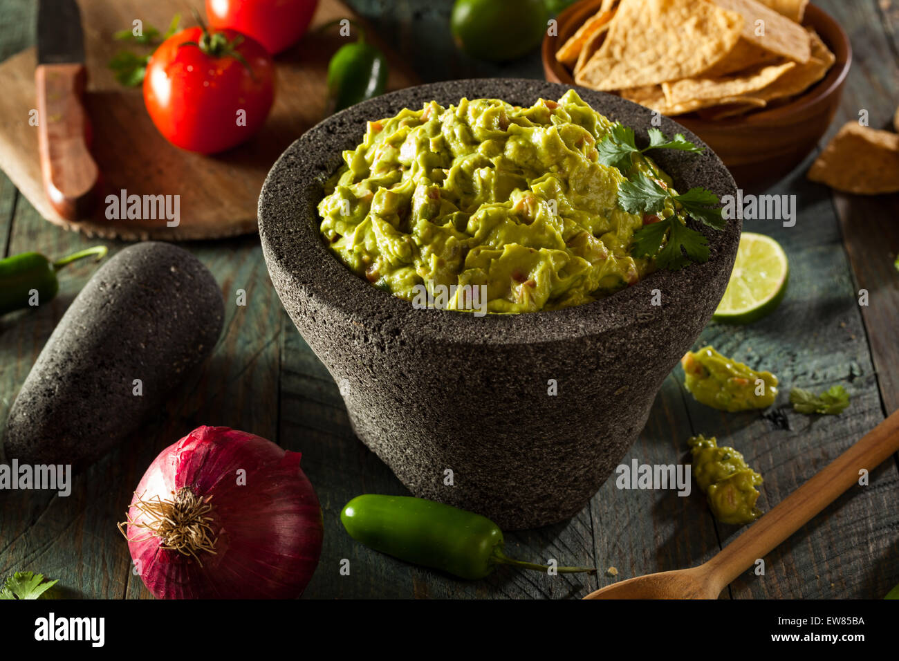 Du Guacamole et chips maison prêt à manger Banque D'Images
