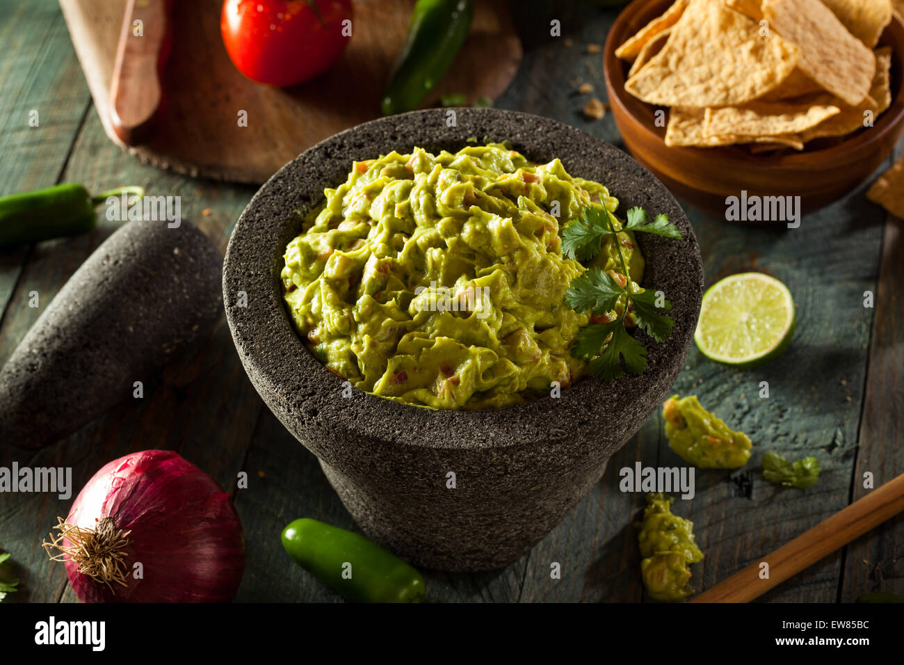 Du Guacamole et chips maison prêt à manger Banque D'Images