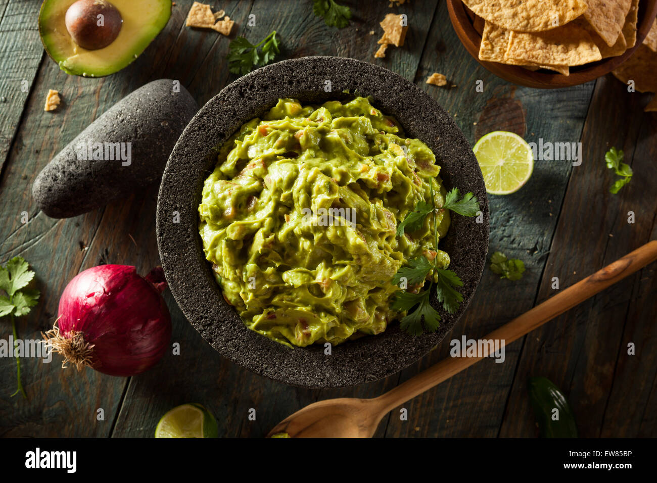 Du Guacamole et chips maison prêt à manger Banque D'Images