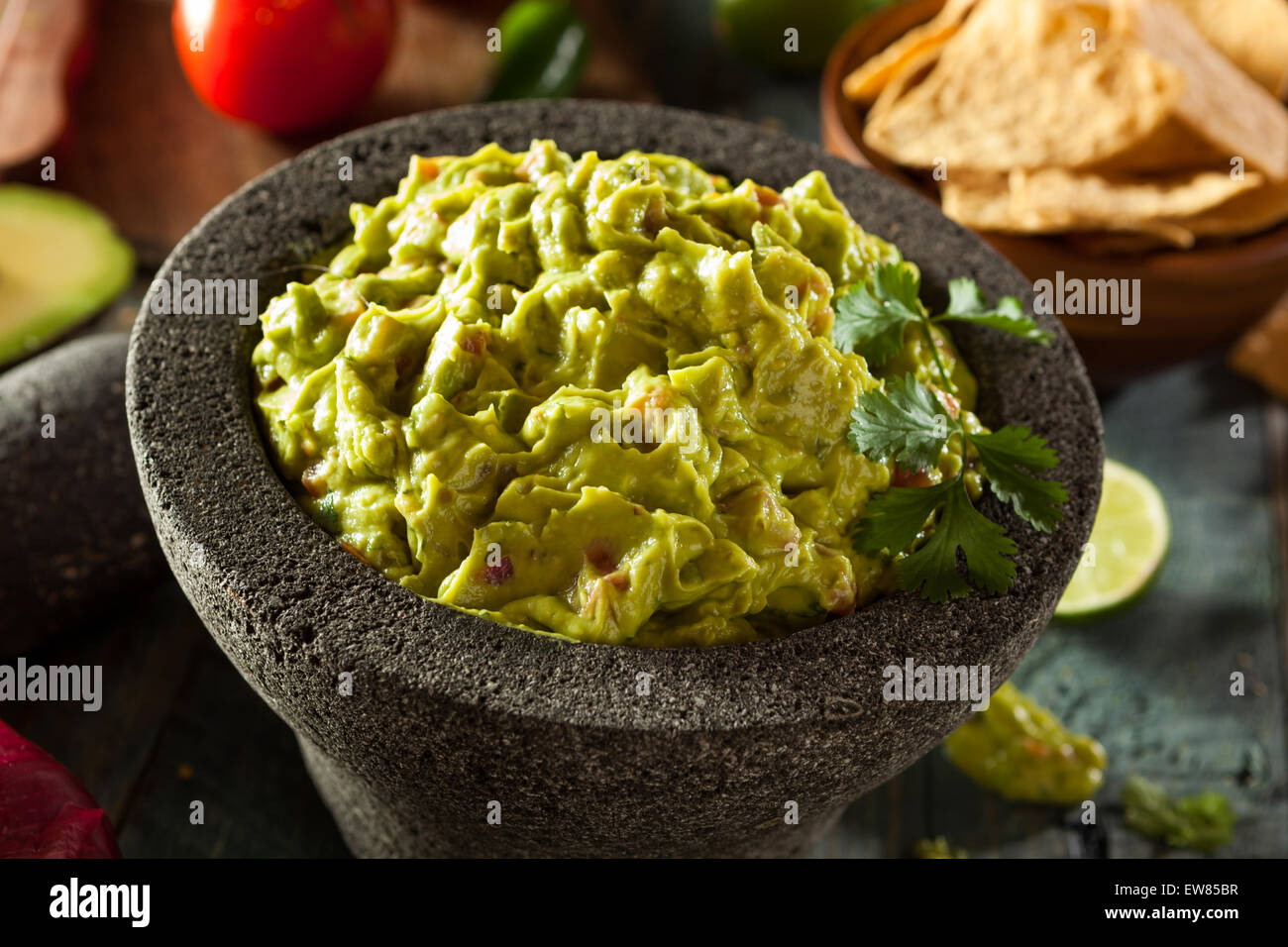 Du Guacamole et chips maison prêt à manger Banque D'Images