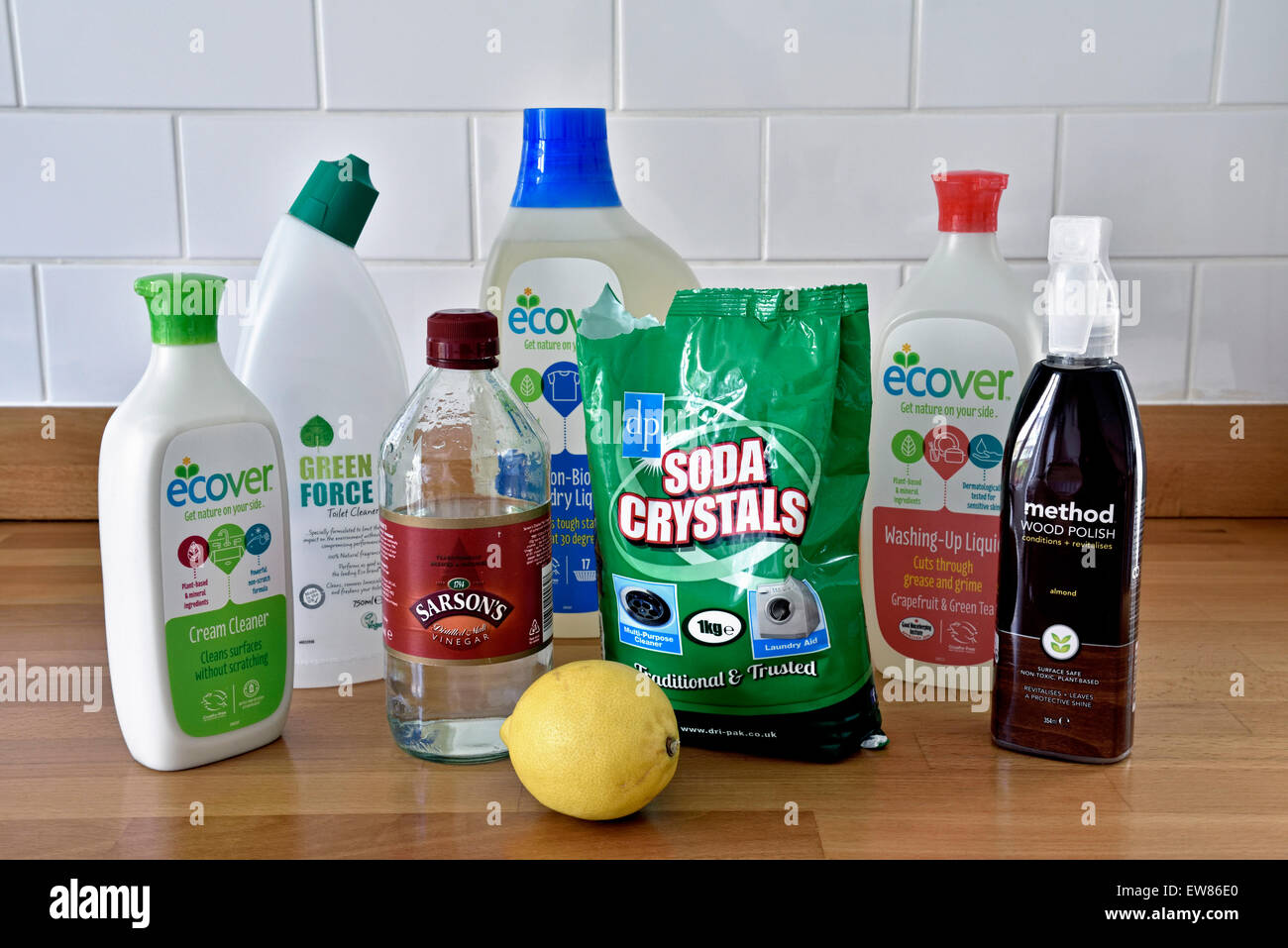 Les produits de nettoyage ménagers respectueux de l'environnement sur une surface de travail de cuisine. London, UK Banque D'Images