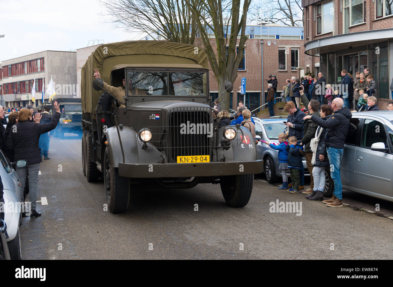 Défilé militaire par 'garder le matériel roulant", une fondation qui soutient les véhicules militaires dans le but de maintenir la 2e WW memo Banque D'Images