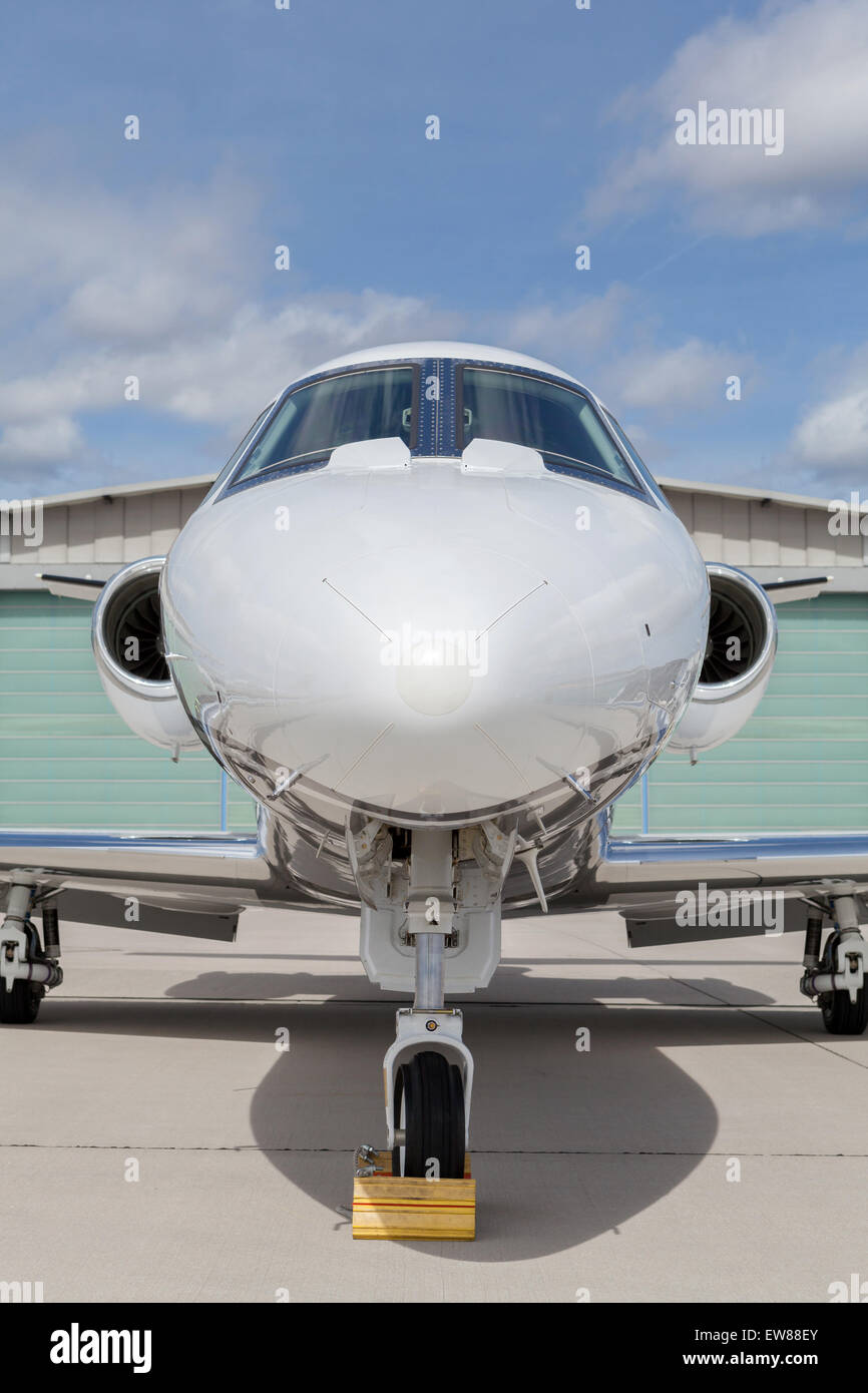 Learjet avions Avion en face de l'aéroport avec ciel nuageux et soleil Banque D'Images