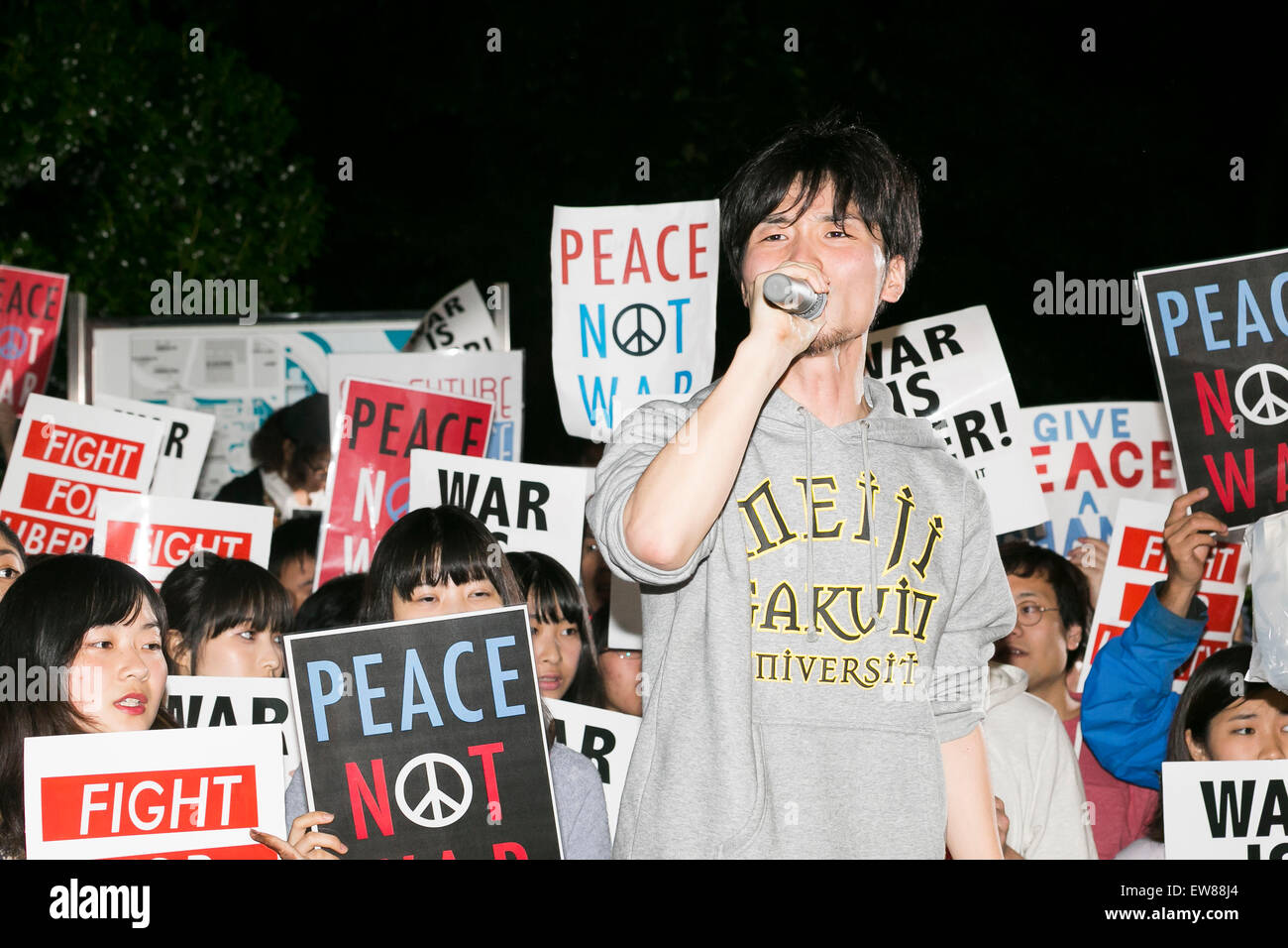 Tokyo, Japon. 19 Juin, 2015.Les membres de l'action d'urgence pour les élèves de la démocratie libérale-s (SEALDs) protester contre la révision de l'article 9 pacifiste à l'extérieur de l'édifice du Parlement. SEALDs est un militant volontaire groupe d'adolescents et de jeunes gens dont les objectifs sont de protéger la liberté et la démocratie au Japon. Le groupe organise régulièrement des démonstrations à l'extérieur de l'édifice du parlement et est le successeur de SASPL (étudiants contre la loi de protection des secrets) qui ont protesté contre la protection des secrets commerciaux droit et le problème de la base militaire américaine dans la région de Henoko, Ok © Aflo Co.,Ltd/Alamy Live New Banque D'Images