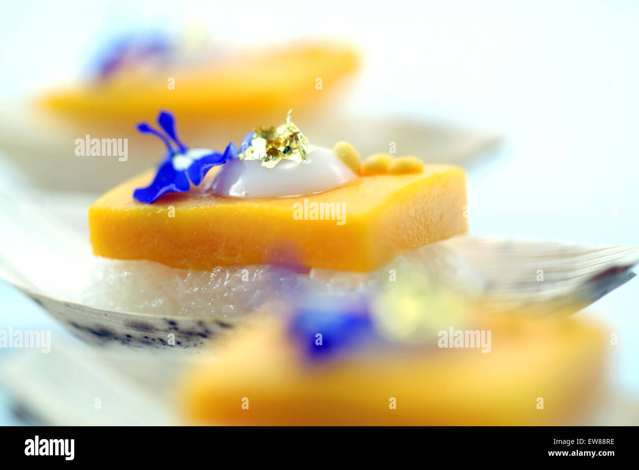 La Thaïlande fait maison et Mango sticky rice dessert avec goutte de lait condensé et la feuille d'or et garnir de riz croustillant dans un bateau. Banque D'Images