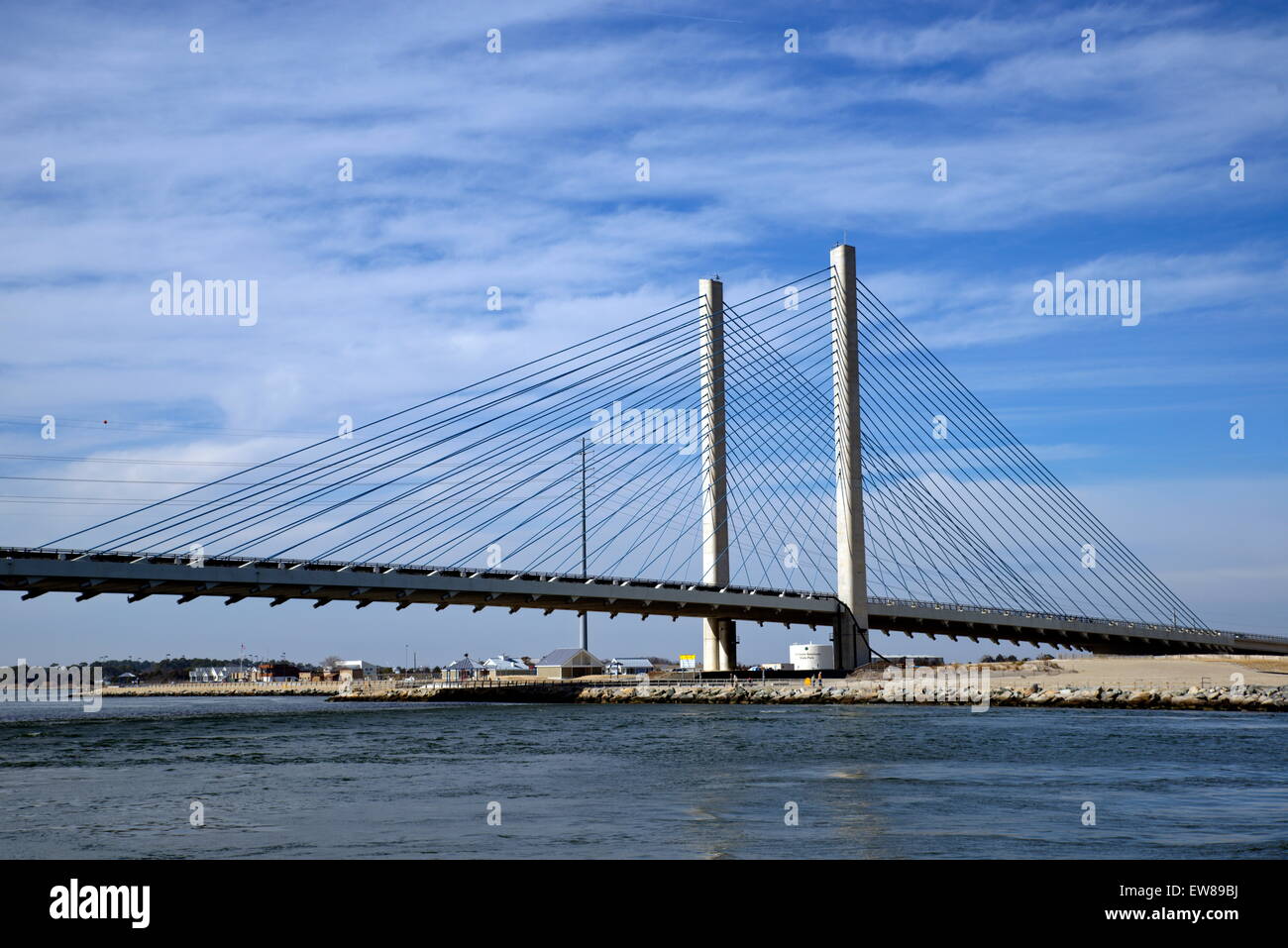 Le pont Indian River Inlet est un pont à 4 voies, à passage par câble, situé dans le comté de Sussex, en DELAWARE, qui enjambe la crique entre l'océan Atlantique et la baie Indian River. Banque D'Images