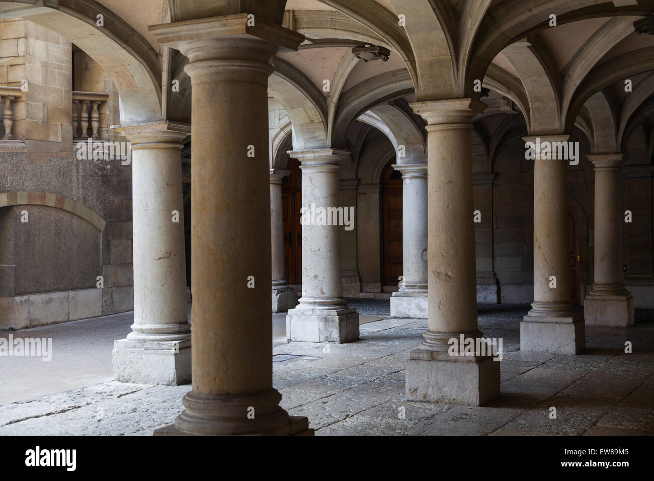 Arcades et colonnes dans la vieille ville de Genève, Suisse Banque D'Images