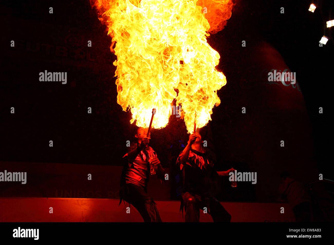 La Paz, Bolivie, 19 juin 2015. Firebreathers effectuer à la mi-temps pour regarder la foule la finale Copa America Group un jeu entre la Bolivie et le Chili. Credit : James Brunker / Alamy Live News Banque D'Images