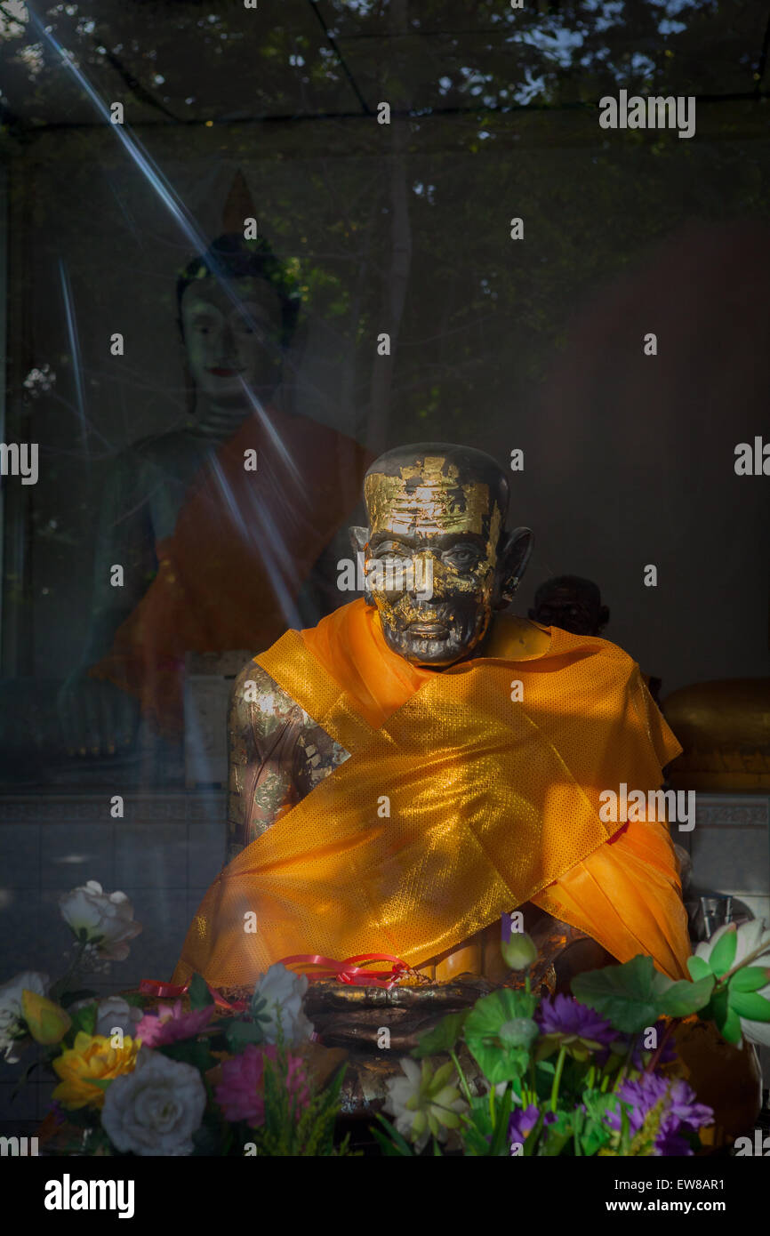 Sculpture au moine du temple Wat Mueang Sema à Nakhon Si Thammarat, Thaïlande. Banque D'Images