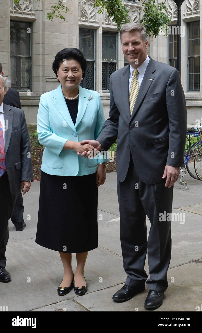 Pittsburgh, USA. 19 Juin, 2015. Le vice-Premier ministre chinois Liu Yandong (L) rencontre avec le Chancelier de l'Université de Pittsburgh Patrick Gallagher à Pittsburgh, aux États-Unis, le 19 juin 2015. Credit : Bao Dandan/Xinhua/Alamy Live News Banque D'Images Pittsburgh, USA. 19 Juin, 2015. Le vice-Premier ministre chinois Liu Yandong (L) rencontre avec le Chancelier de l'Université de Pittsburgh Patrick Gallagher à Pittsburgh, aux États-Unis, le 19 juin 2015. Credit : Bao Dandan/Xinhua/Alamy Live News Banque D'Images