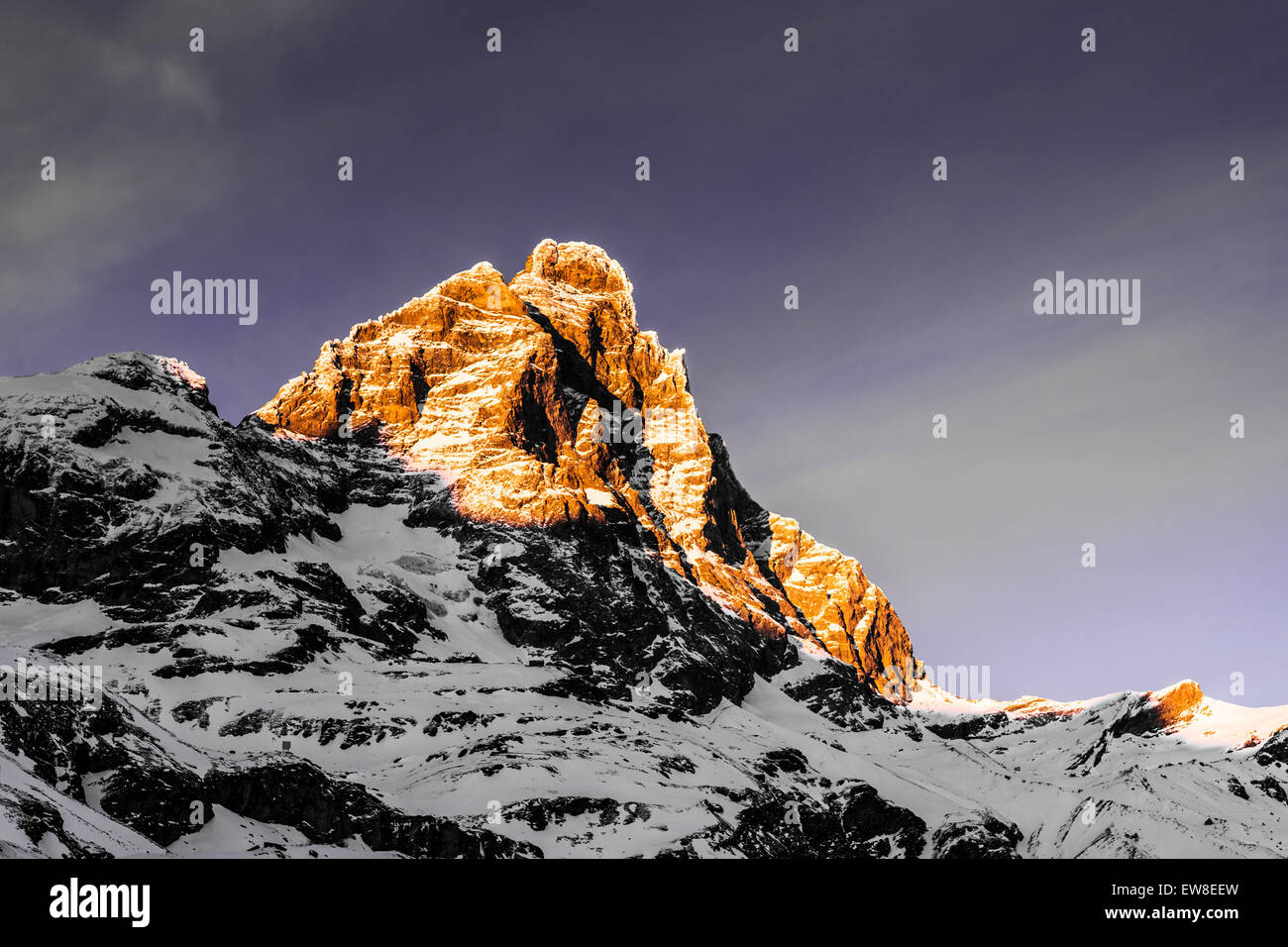 Coucher du soleil sur le mont Cervin dans un après-midi d'hiver, Breuil-Cervinia Banque D'Images