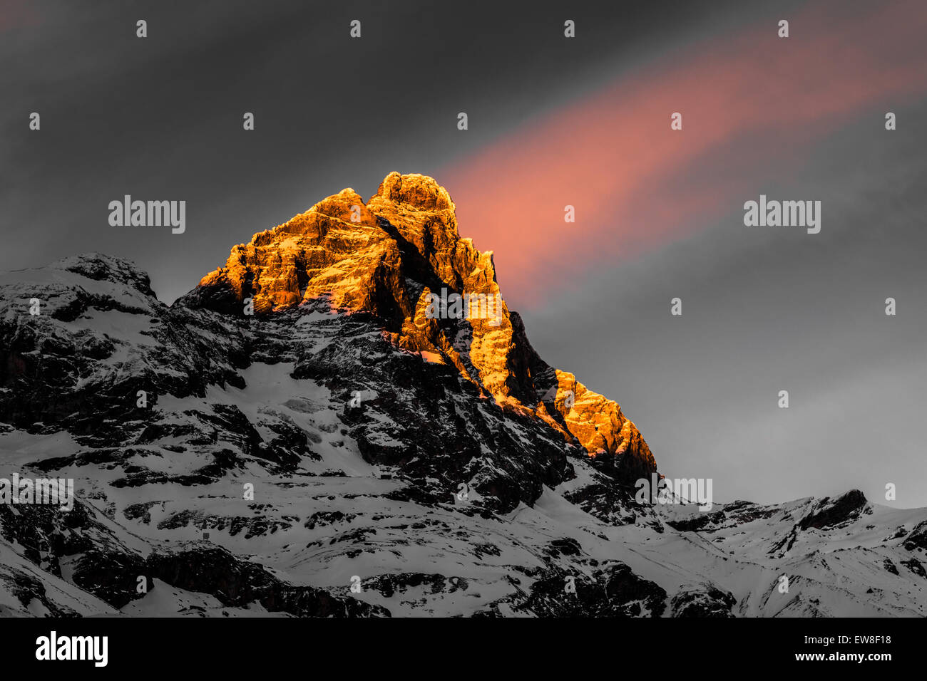 Coucher du soleil sur le mont Cervin dans un après-midi d'hiver, Breuil-Cervinia Banque D'Images