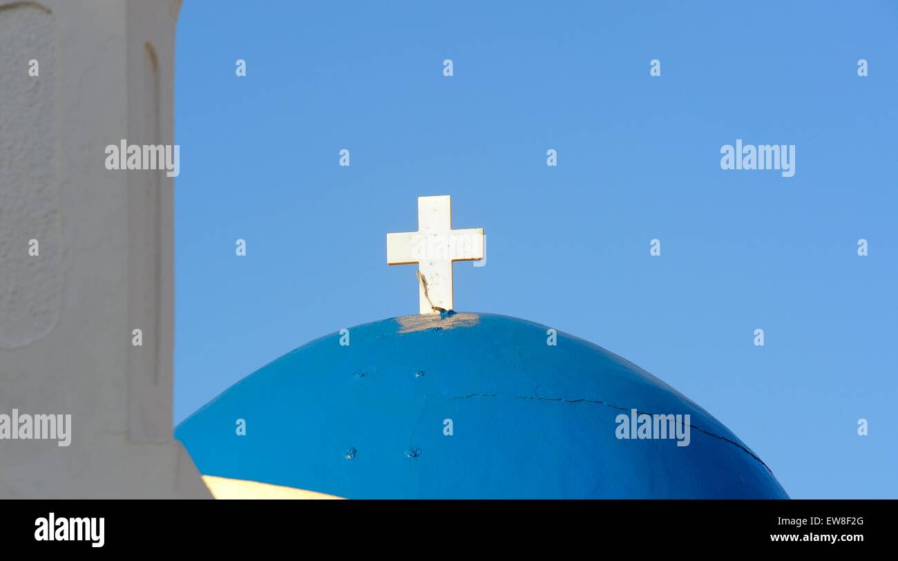 Eglise du dôme bleu Santorini Grèce. Banque D'Images