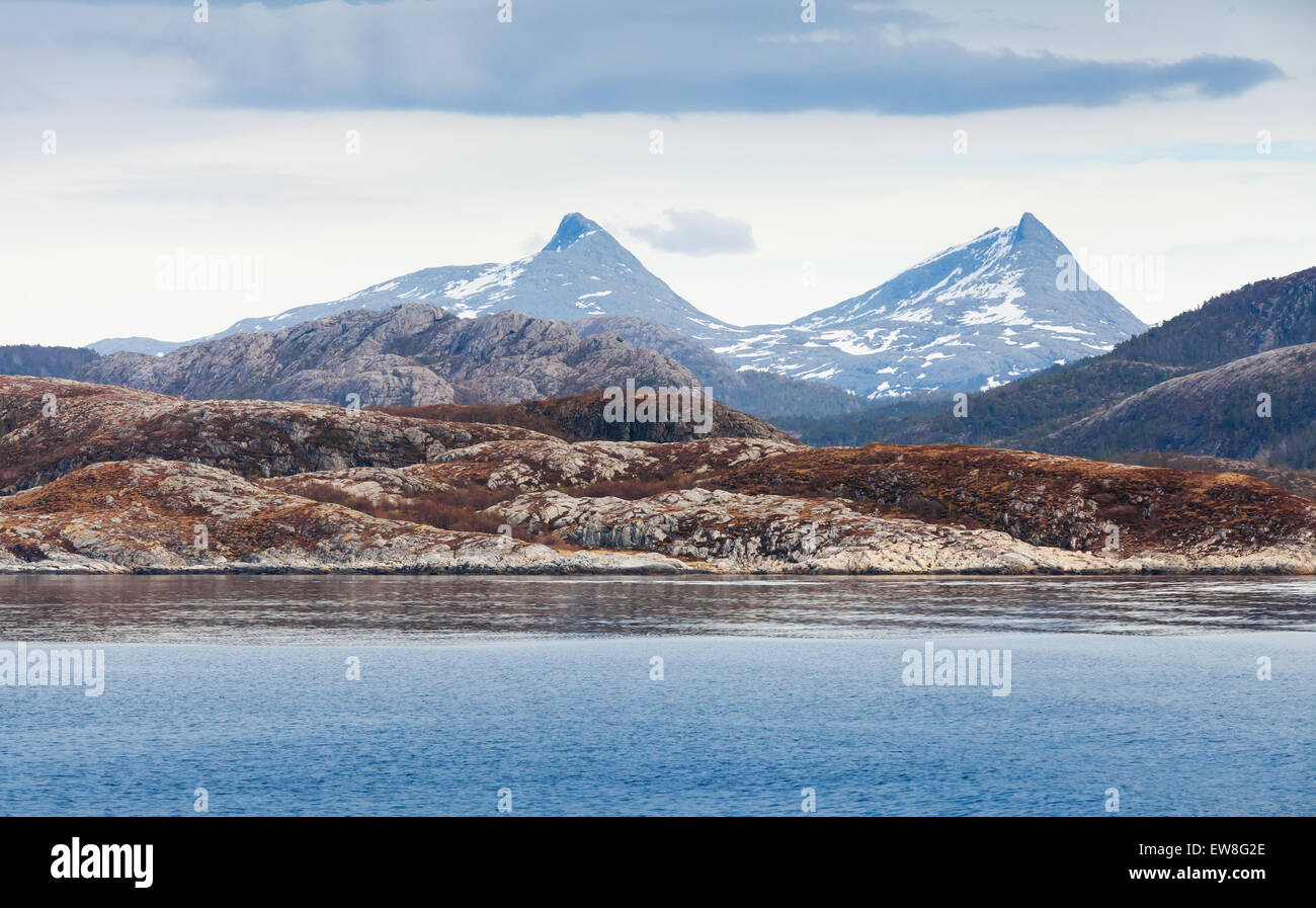Printemps paysage norvégien avec vue sur la mer et les montagnes de la côte avec de la neige Banque D'Images